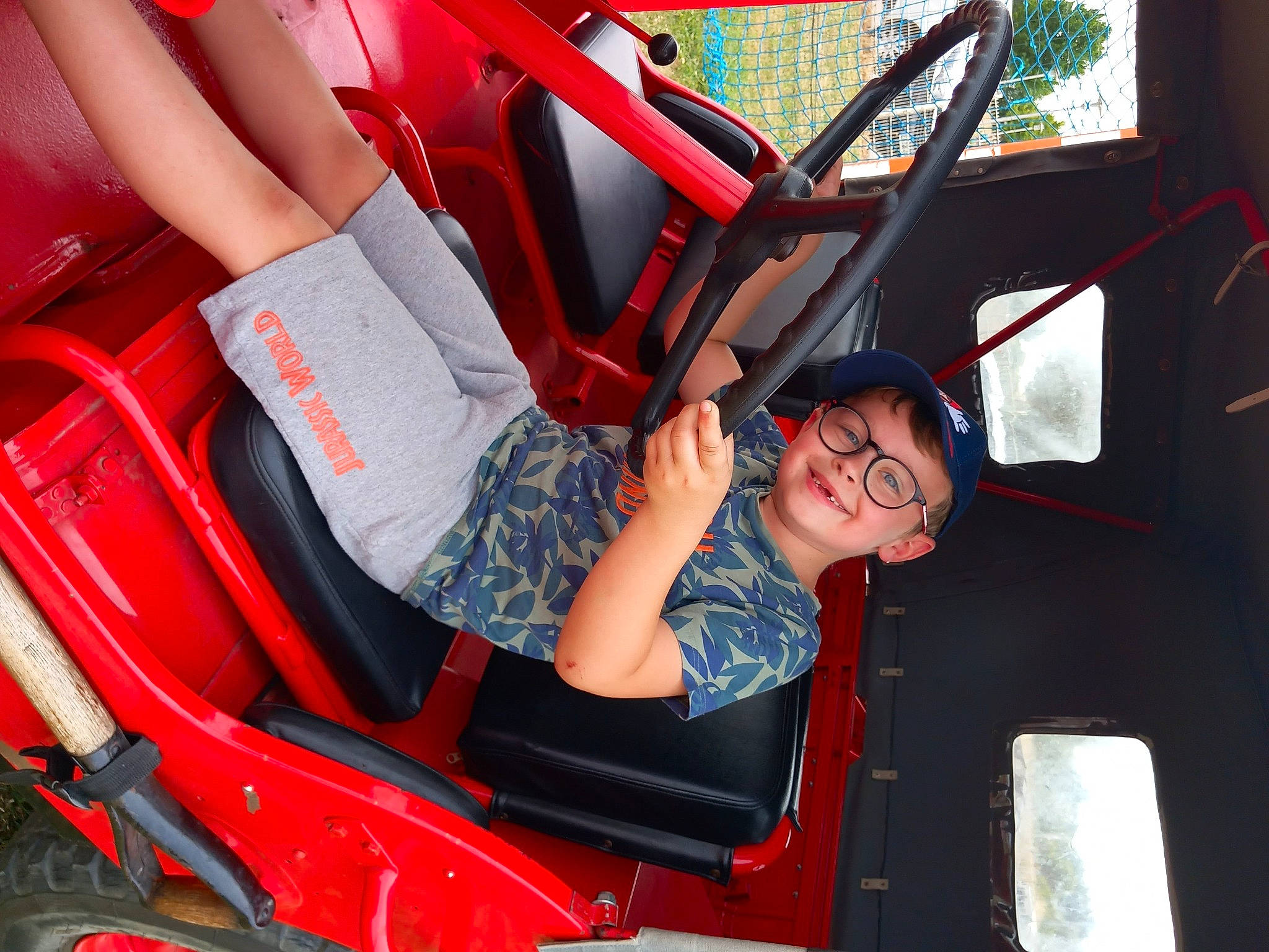 Erwan participe au concours pour gagner de l'argent avec cette photo : auto_part, automotive_design, automotive_exterior, automotive_lighting, automotive_tire, automotive_wheel_system, bumper, eyewear, fun, hood, human_body, human_leg, joy, motor_vehicle, person, personal_luxury_car, steering_wheel, sunglasses, thigh, vehicle