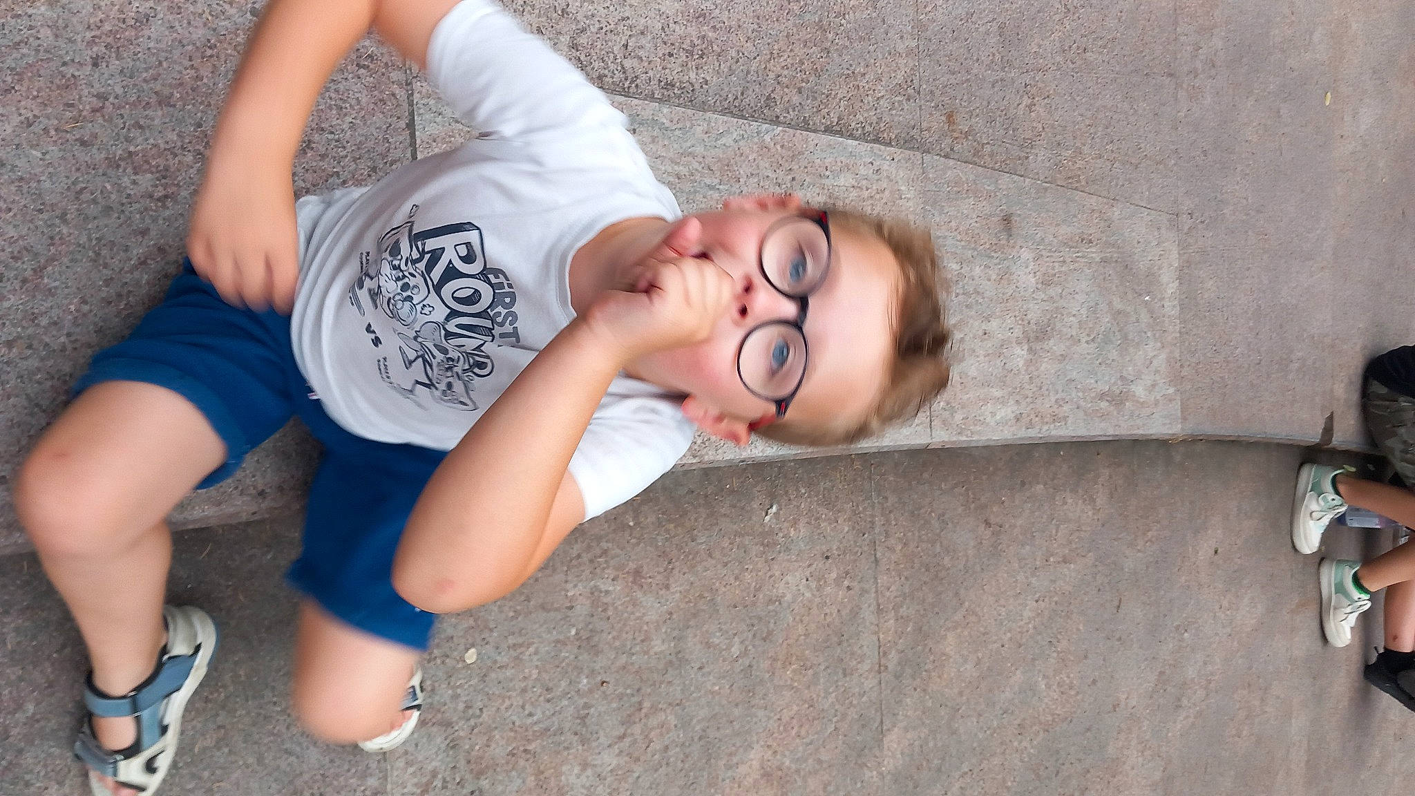 Erwan a rejoint le concours — aidez-le/la à gagner de superbes lots ! black_hair, comfort, elbow, eyewear, flash_photography, glasses, grass, happy, human_leg, knee, leisure, neck, person, plant, shorts, sitting, sunglasses, thigh, trunk, vision_care