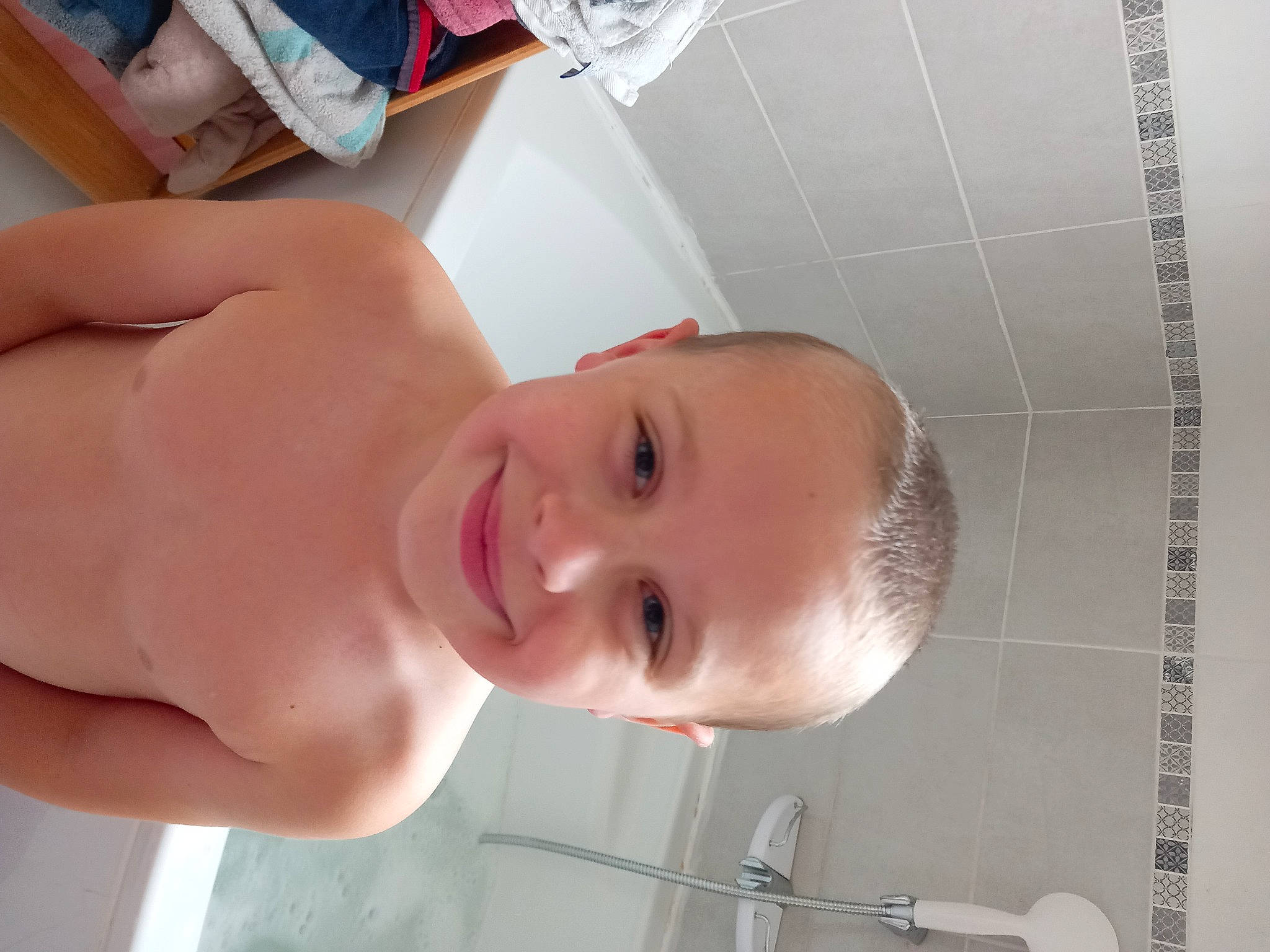 Erwan a rejoint le concours — aidez-le/la à gagner de superbes lots ! baby, baby_products, bathing, cheek, chest, child, ear, eyelash, finger, happy, jaw, joy, lip, mouth, neck, nose, person, skin, smile, thumb