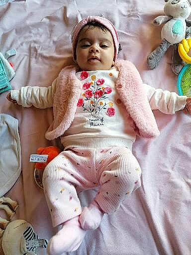 Winona participe au concours pour gagner de l'argent avec cette photo : abdomen, baby, baby_products, baby_toddler_clothing, child, doll, eye, foot, happy, linens, person, pink, room, sitting, skin, sleeve, stuffed_toy, teddy_bear, thigh, toddler