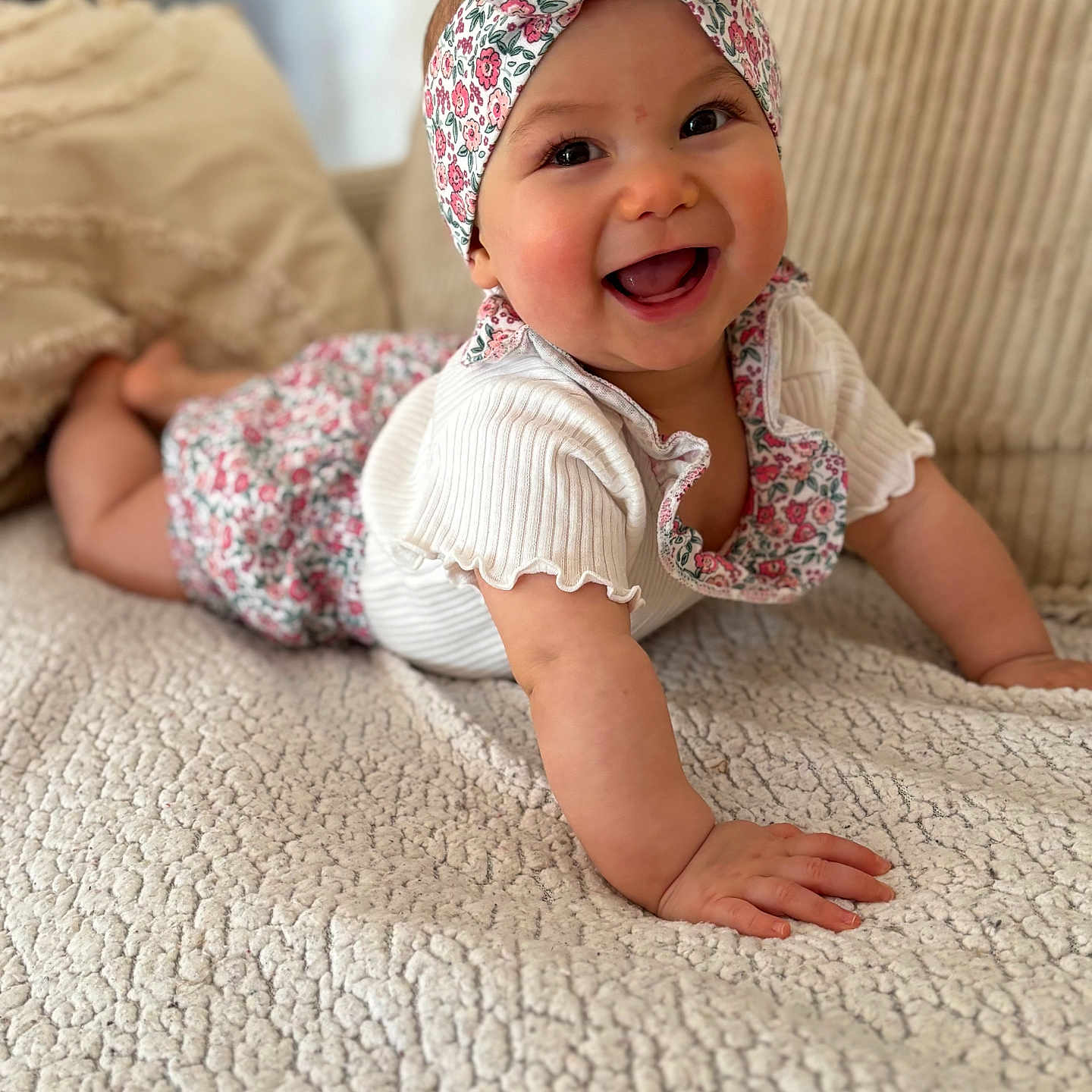 Alba a rejoint le concours — aidez-le/la à gagner de superbes lots ! baby, babycrawling, babylaughing, bonnet, cap, clothing, crawling, dress, face, happy, hat, head, laughing, newborn, person, photography, portrait, sitting, smile