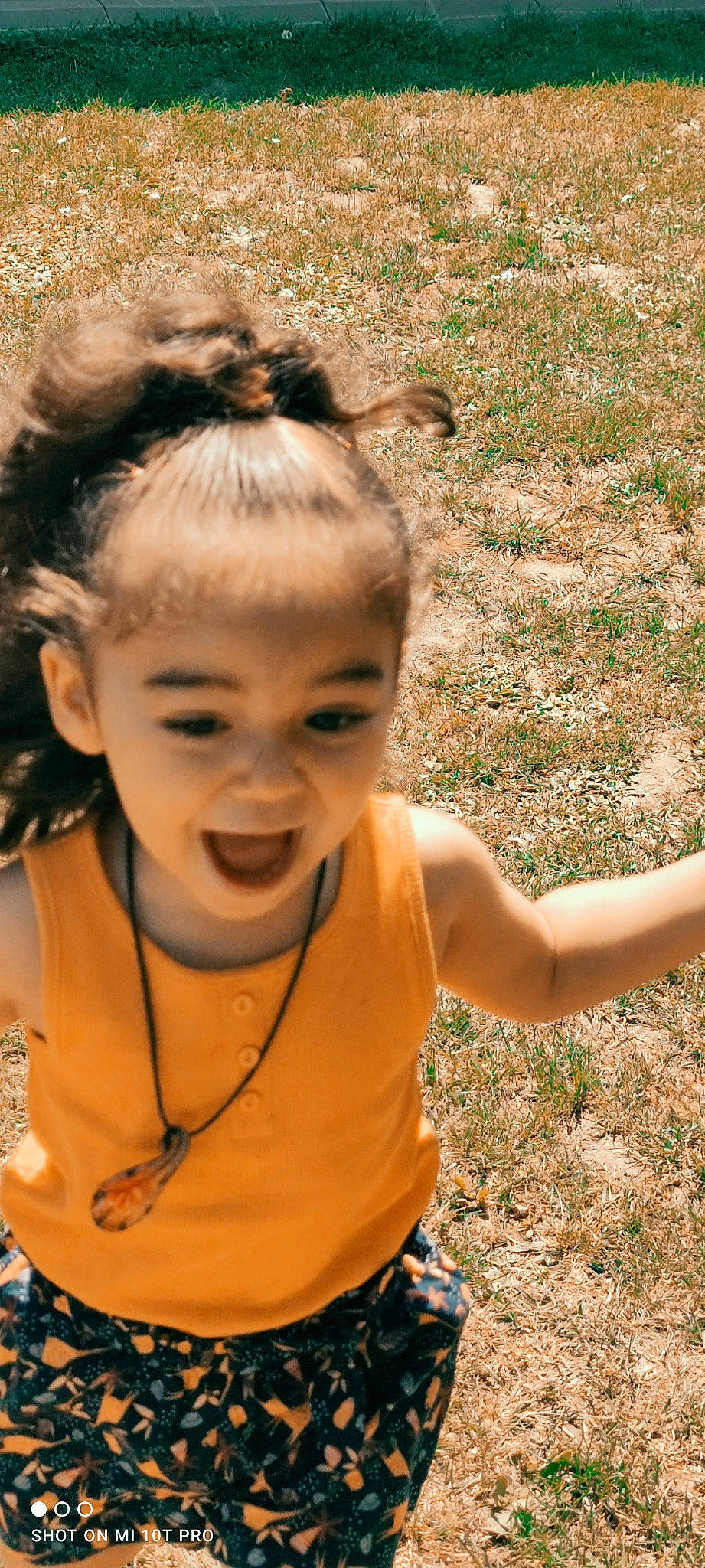 Ohana participe au concours pour gagner de l'argent avec cette photo : adaptation, arm, eye, face, grass, hand, happy, head, human, human_body, iris, joy, leaf, people_in_nature, person, plant, skin, smile, summer, sunlight