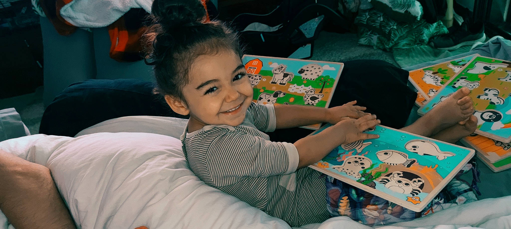 Ohana a rejoint le concours — aidez-le/la à gagner de superbes lots ! chair, child, comfort, event, fun, green, hairstyle, happy, human, indoor_games_and_sports, joy, leisure, linens, mammal, person, recreation, sharing, sitting, smile, t_shirt