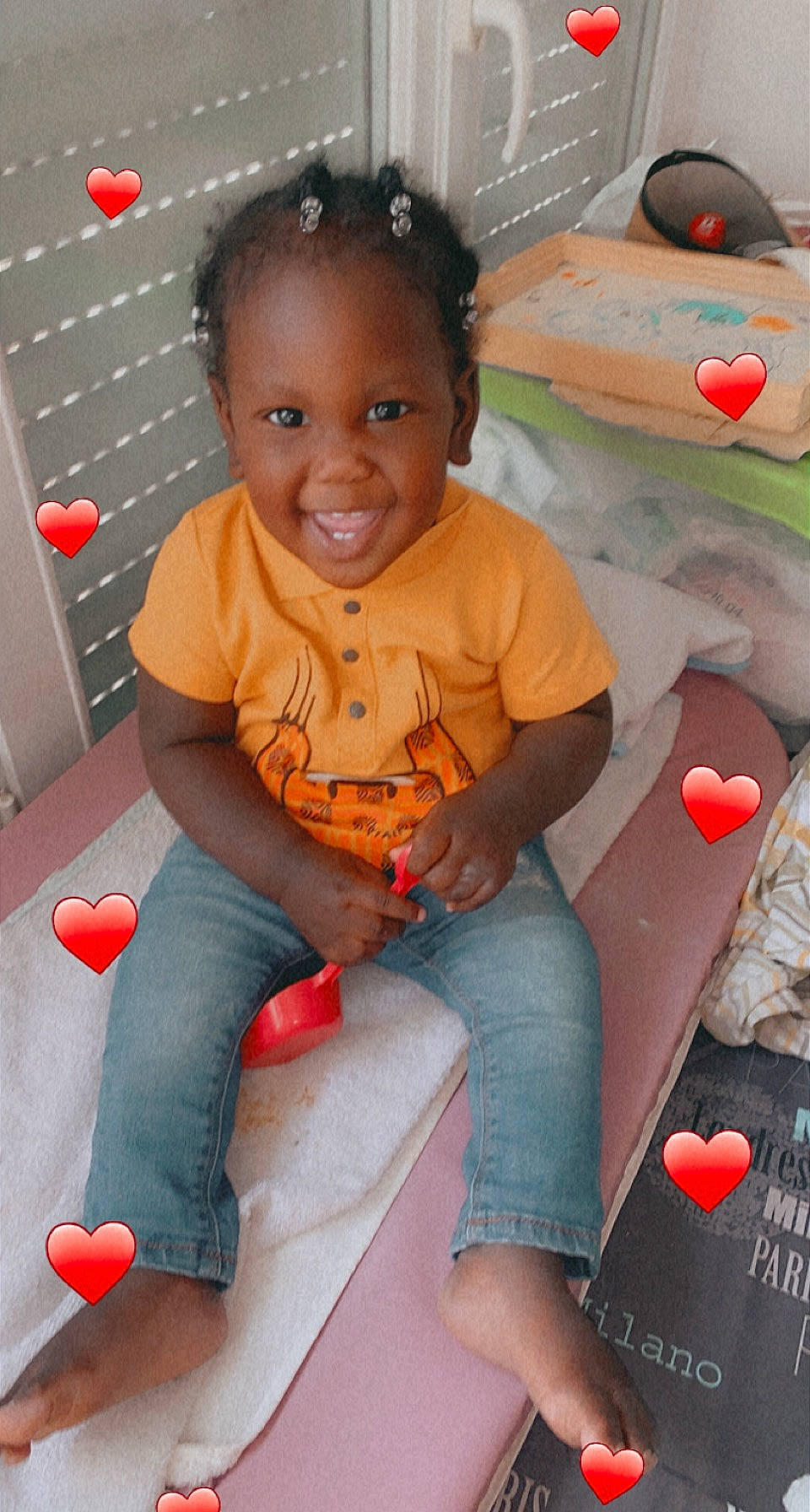 Ken participe au concours pour gagner de l'argent avec cette photo : beauty, child, finger, fun, hairstyle, happy, jeans, joint, joy, lap, leisure, orange, organ, person, pink, red, shorts, skin, smile, snapshot