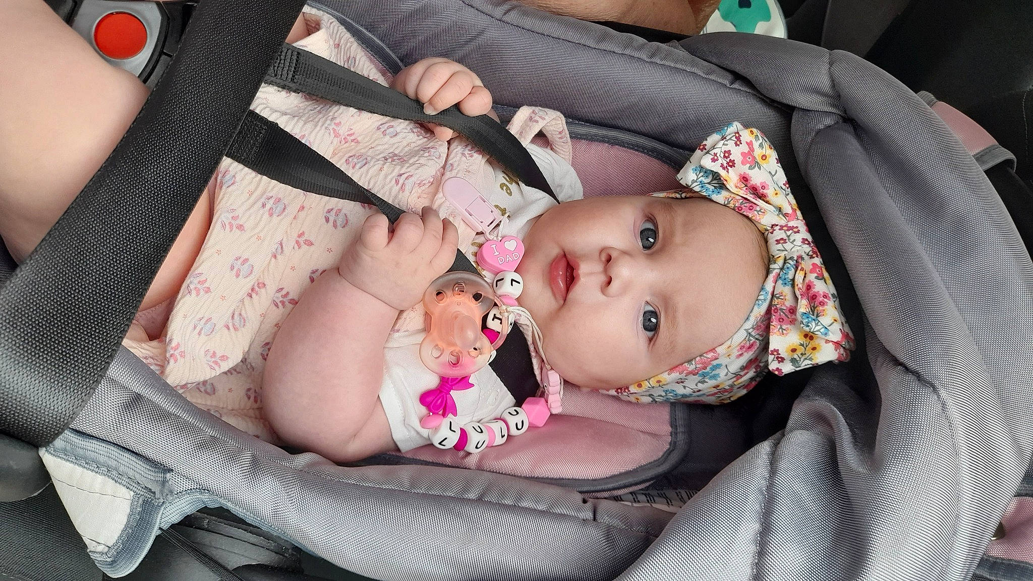 Lia a rejoint le concours — aidez-le/la à gagner de superbes lots ! baby, baby_carriage, baby_products, baby_toddler_clothing, car_seat, cheek, child, comfort, face, grass, head, headgear, headwear, lip, pattern, person, pink, sitting, skin, sleeve