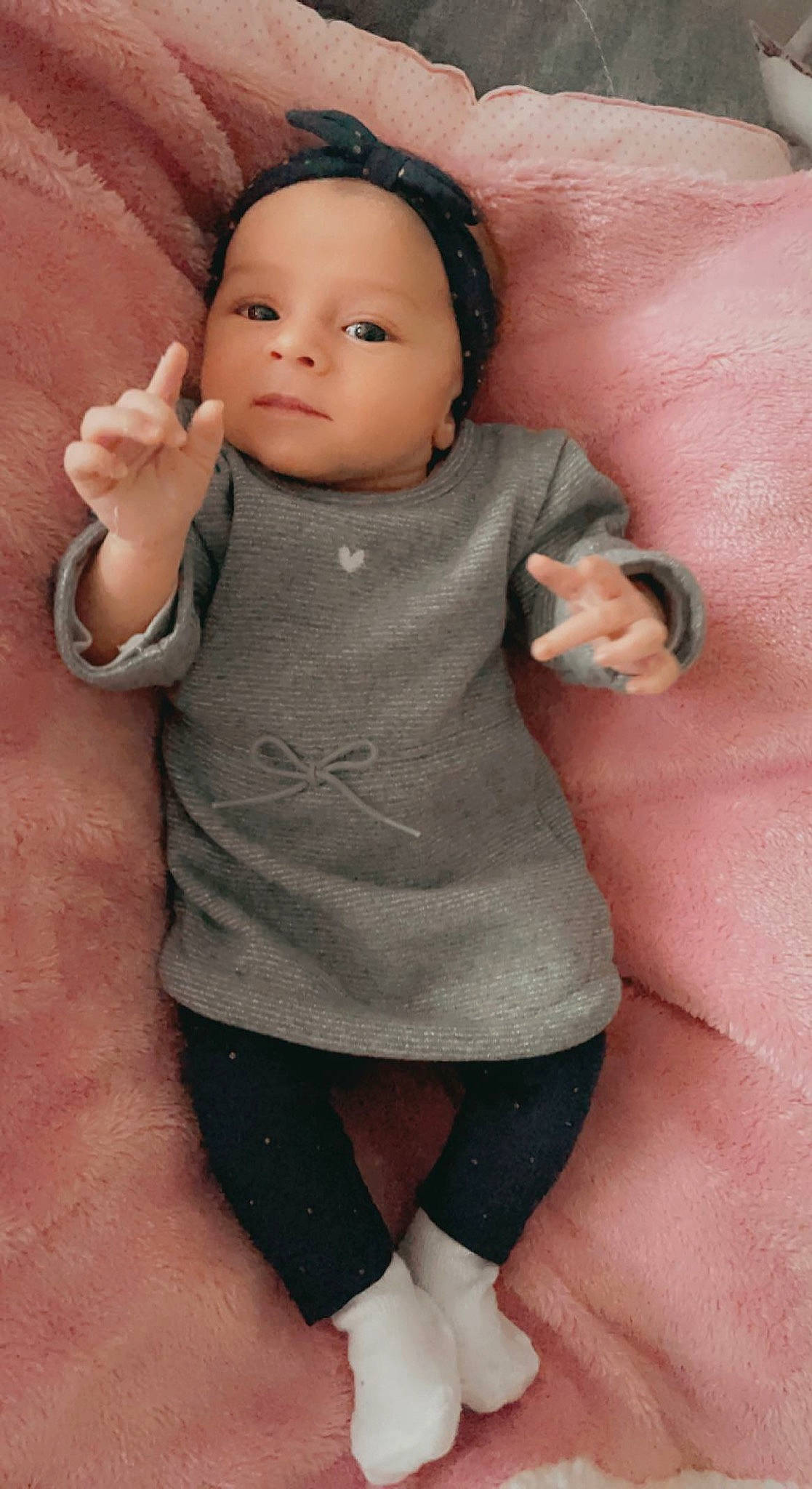 Lizéa a rejoint le concours — aidez-le/la à gagner de superbes lots ! baby, baby_toddler_clothing, cheek, chin, eye, face, finger, gesture, hand, human_body, iris, joint, lip, mouth, nose, organ, person, pink, skin, sleeve