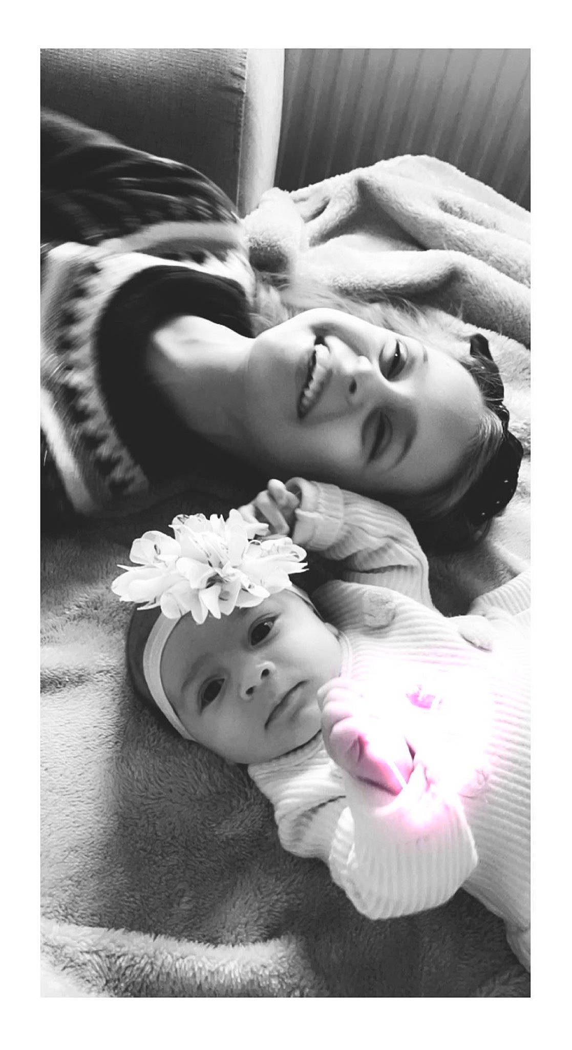 Lizéa a rejoint le concours — aidez-le/la à gagner de superbes lots ! beauty, black, black_and_white, black_hair, child, comfort, eyelash, flash_photography, flower, gesture, happy, headwear, joy, monochrome, monochrome_photography, person, petal, photograph, smile, snapshot