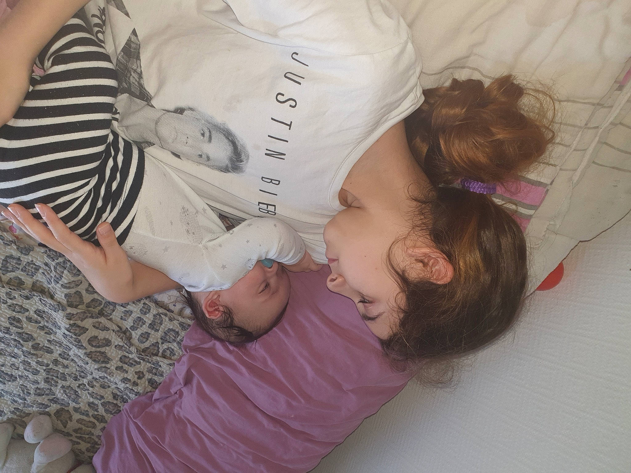 Kaylia participe au concours pour gagner de l'argent avec cette photo : birth, child, hug, interaction, person, sleep