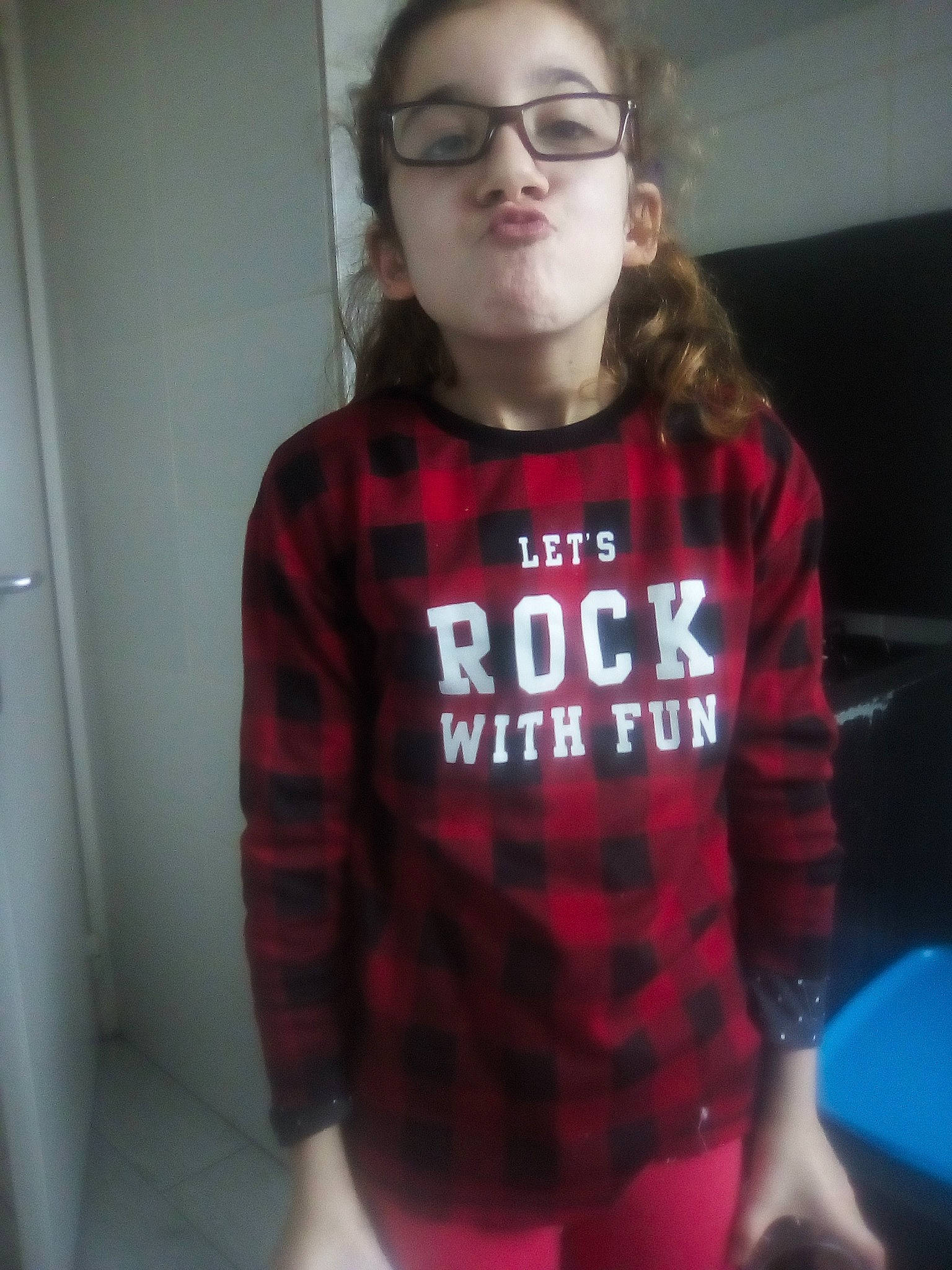 Kaylia participe au concours pour gagner de l'argent avec cette photo : cool, design, eyewear, face, glasses, head, jacket, lip, long_hair, outerwear, pattern, person, plaid, selfie, shirt, sleeve, sportswear, sweater, t_shirt, tartan