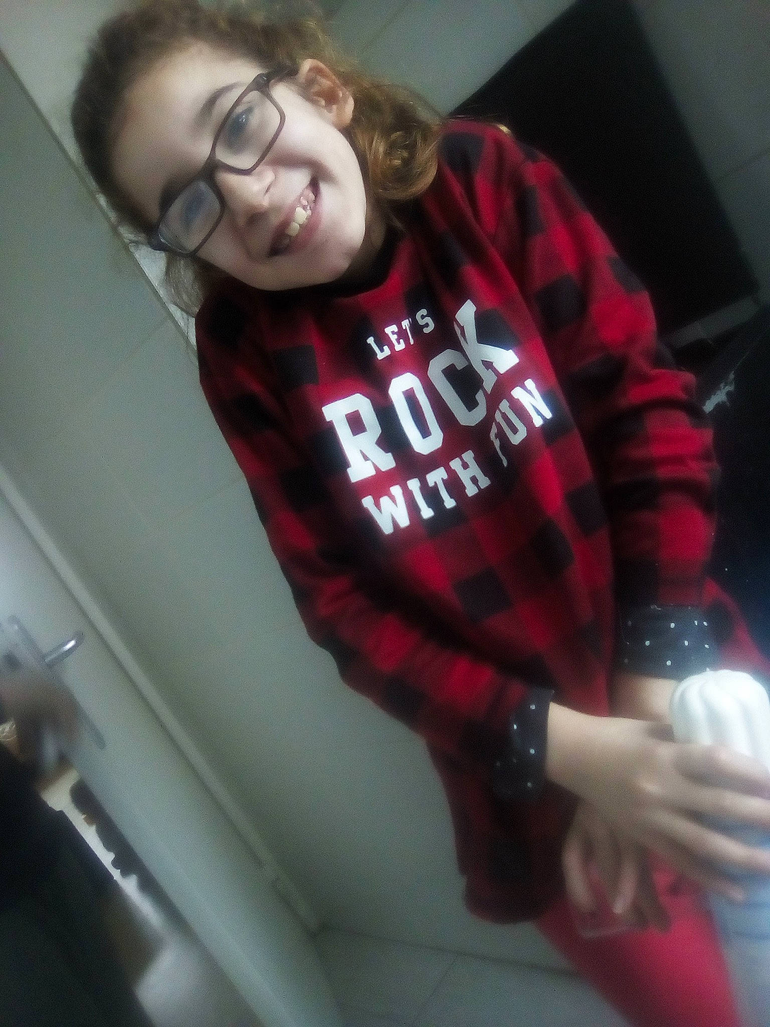 Kaylia a rejoint le concours — aidez-le/la à gagner de superbes lots ! arm, cool, design, eyewear, glasses, joy, mouth, person, photography, plaid, selfie, sleeve, smile, t_shirt