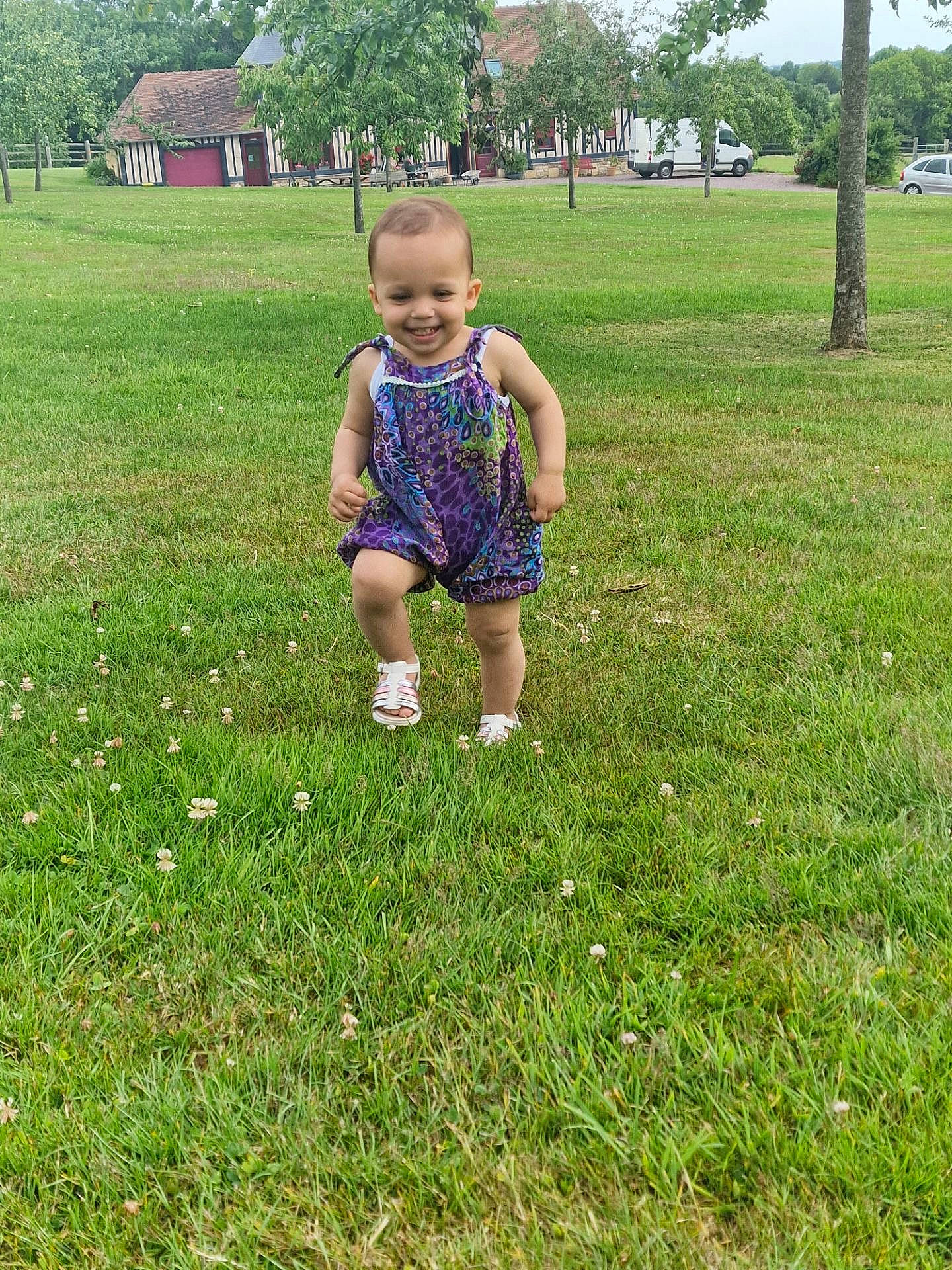 Inès a rejoint le concours — aidez-le/la à gagner de superbes lots ! baby_toddler_clothing, child, fun, grass, grassland, groundcover, happy, joy, landscape, lawn, leisure, meadow, pasture, people_in_nature, person, plant, recreation, summer, tire, toddler