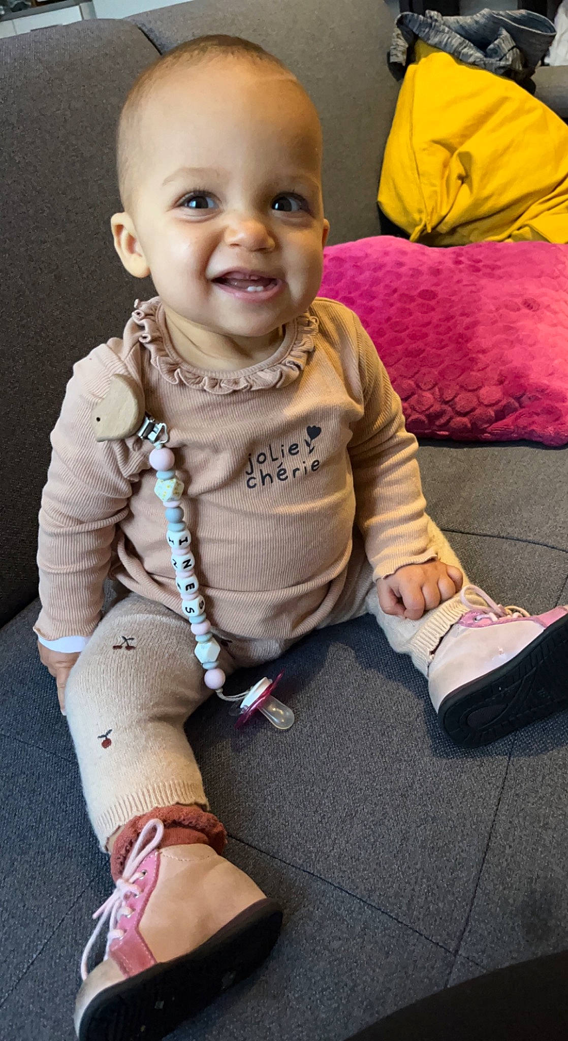 Inès participe au concours pour gagner de l'argent avec cette photo : baby, baby_toddler_clothing, cheek, comfort, dress, eye, face, finger, happy, head, human_body, iris, jewellery, joy, lip, mouth, person, pink, skin, sleeve