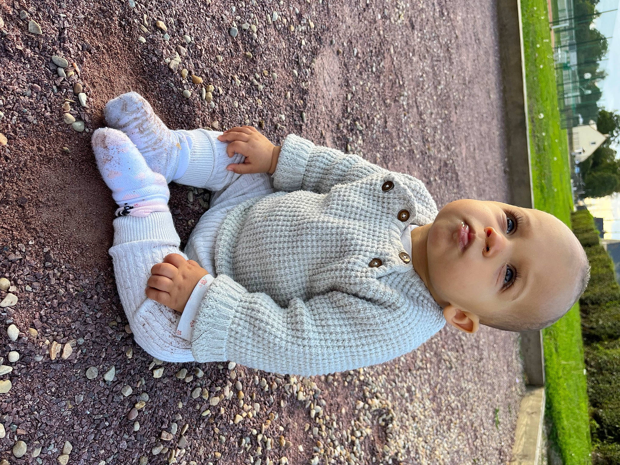 Inès a rejoint le concours — aidez-le/la à gagner de superbes lots ! arm, child, comfort, denim, foot, fun, grass, hand, human_leg, leisure, pattern, people_in_nature, person, plaid, plant, sitting, soil, toddler, tree, wood