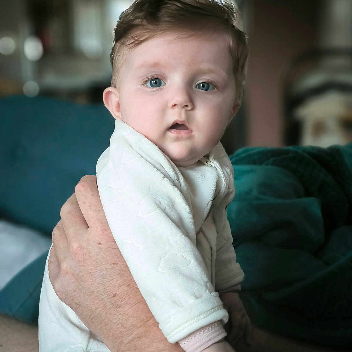 Eva a rejoint le concours — aidez-le/la à gagner de superbes lots ! baby, blanket, blonde, bodypart, crawling, face, finger, hair, hand, head, hugging, indoors, newborn, people, person, photography, portrait, quilt, sitting, towel