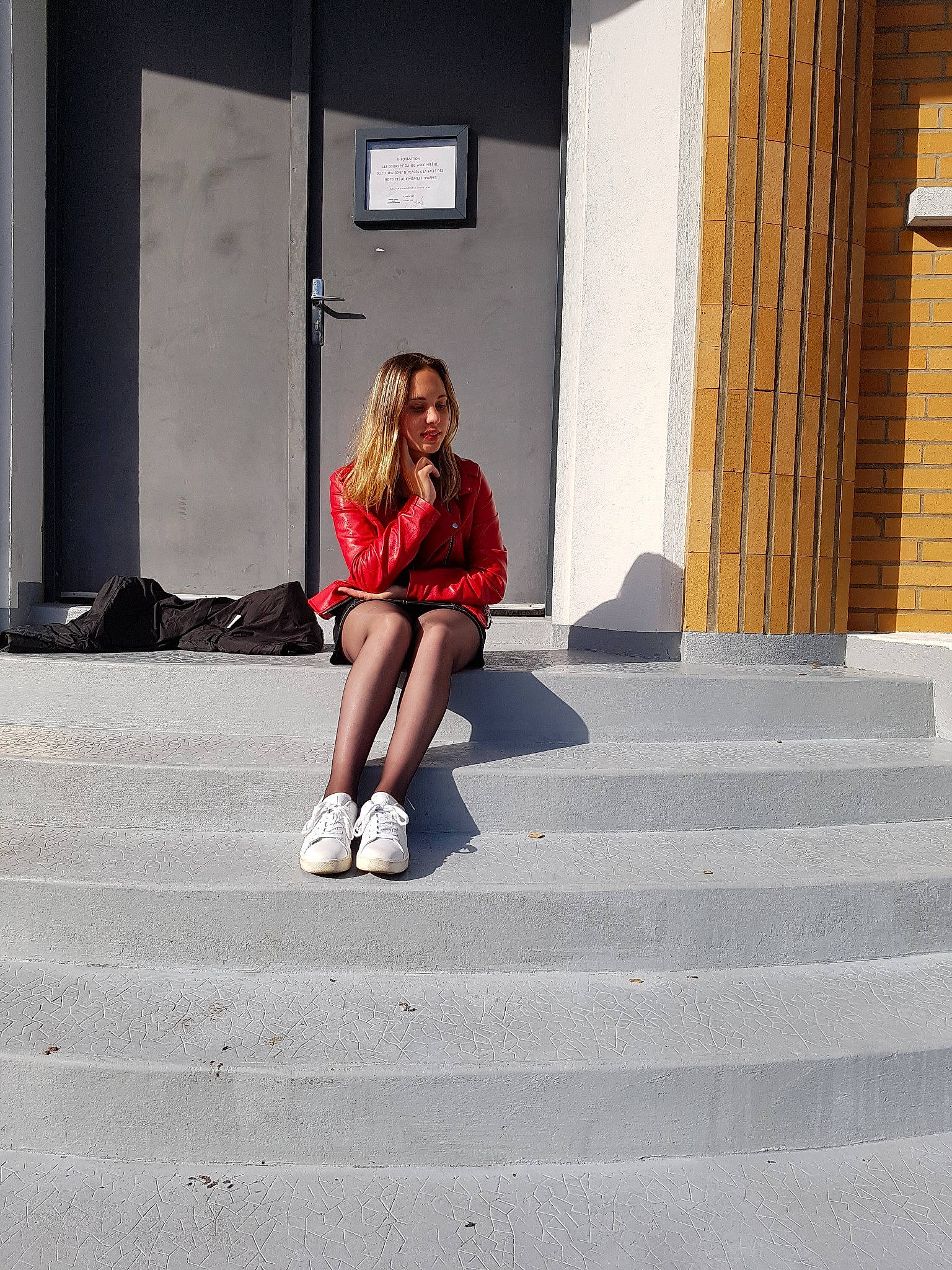 Olivia a rejoint le concours — aidez-le/la à gagner de superbes lots ! architecture, beauty, dress, fashion, footwear, human_leg, joint, knee, lady, leg, person, photograph, photography, red, shoulder, sitting, snapshot, standing, street_fashion, vacation