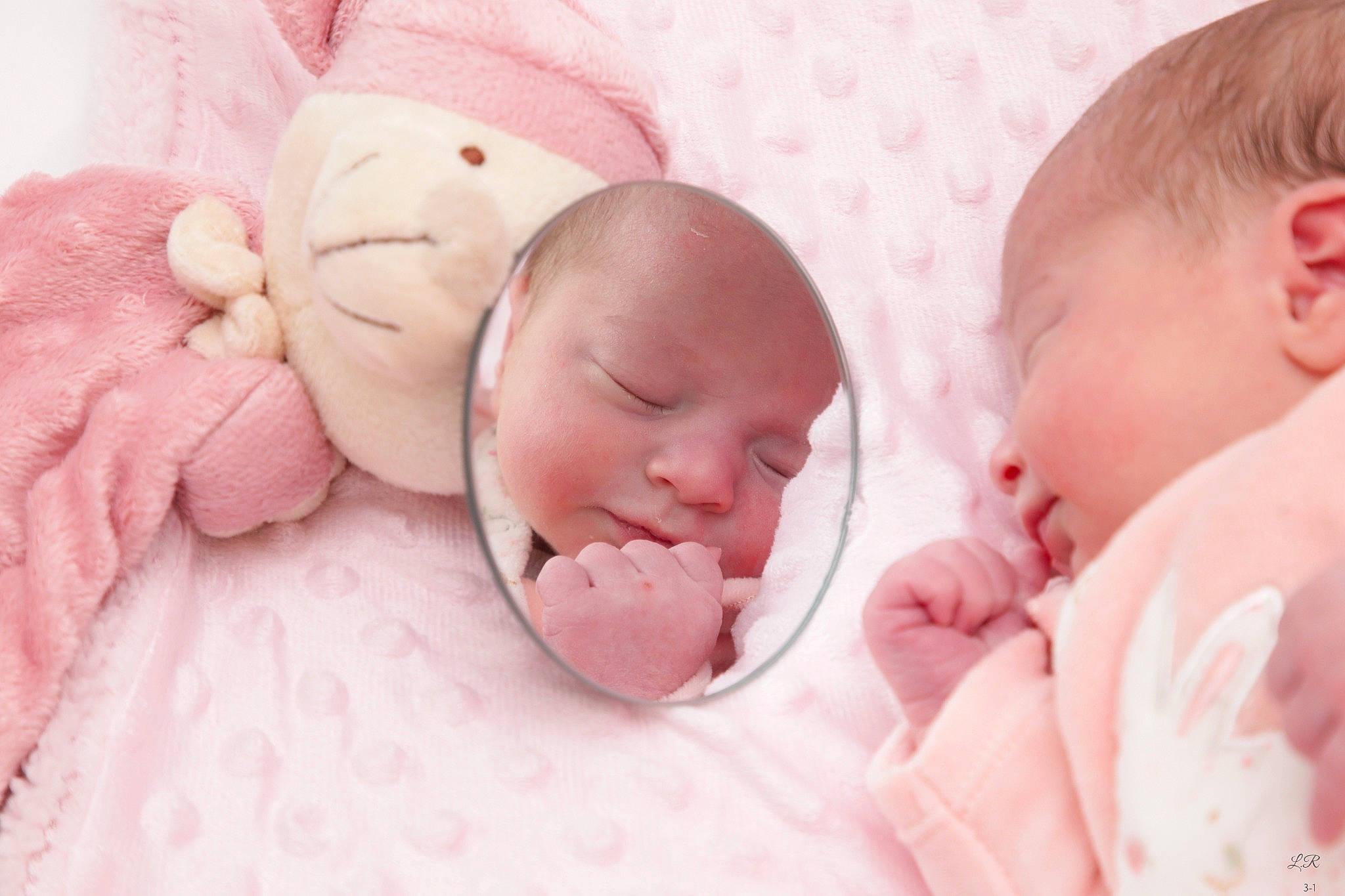 Leyna a rejoint le concours — aidez-le/la à gagner de superbes lots ! baby, baby_toddler_clothing, cheek, chin, comfort, ear, face, facial_expression, finger, hand, happy, head, iris, lip, mouth, nose, person, pink, product, skin