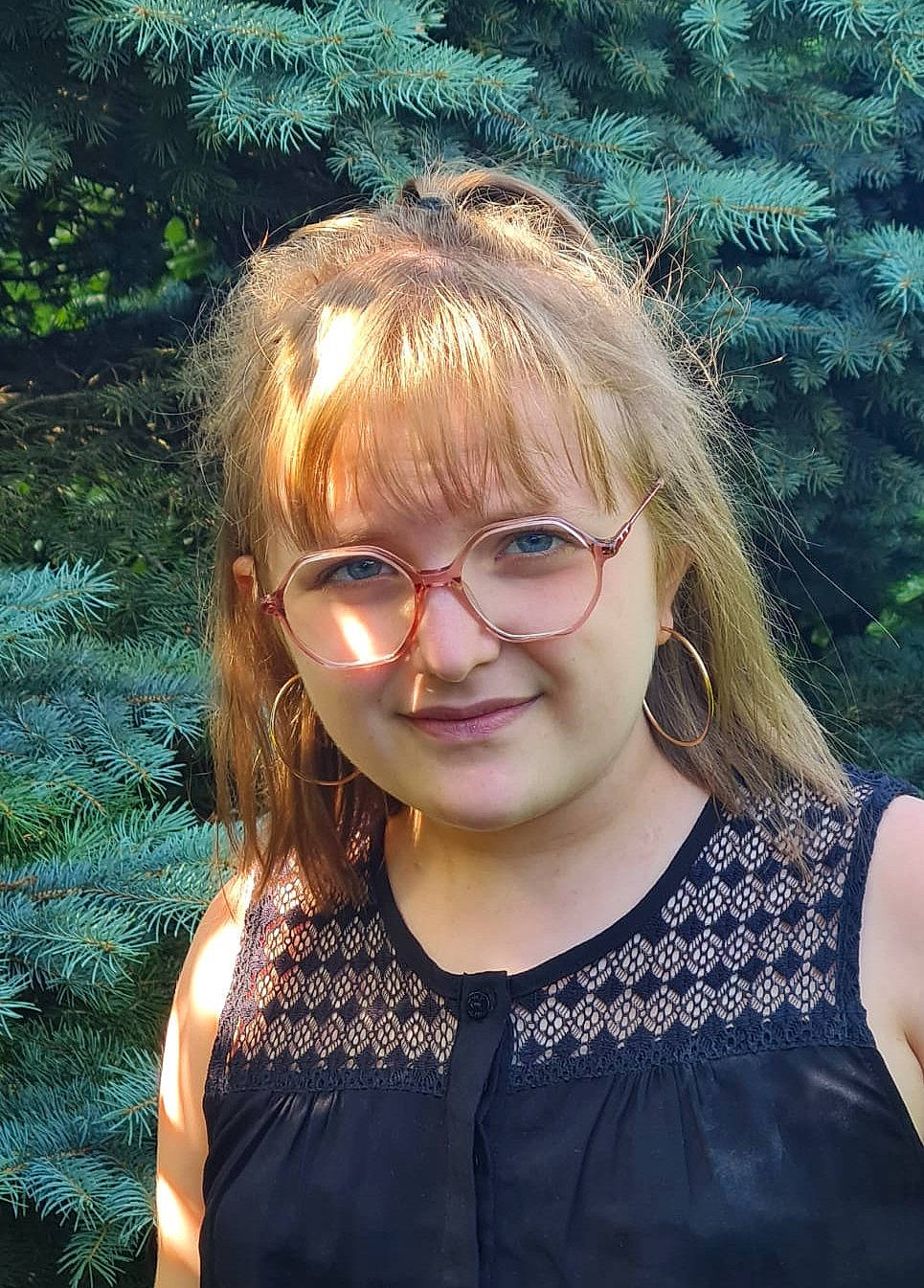 Gabrielle participe au concours pour gagner de l'argent avec cette photo : bangs, chin, cool, eye, eyewear, flash_photography, fun, glasses, grass, happy, head, iris, joy, layered_hair, lip, long_hair, nose, people_in_nature, person, smile