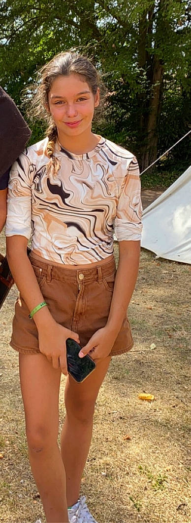 Cheyenne a rejoint le concours — aidez-le/la à gagner de superbes lots ! abdomen, belt, blond, chest, cool, denim, eyewear, fashion_design, finger, human_leg, jewellery, joy, neck, necklace, person, sleeve, smile, soil, t_shirt, thigh