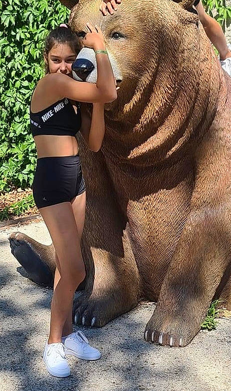 Cheyenne a rejoint le concours — aidez-le/la à gagner de superbes lots ! abdomen, chest, cool, eyewear, fun, grass, hairstyle, hat, human_leg, jewellery, joy, knee, leisure, person, recreation, shoulder, sportswear, sunglasses, terrestrial_animal, thigh