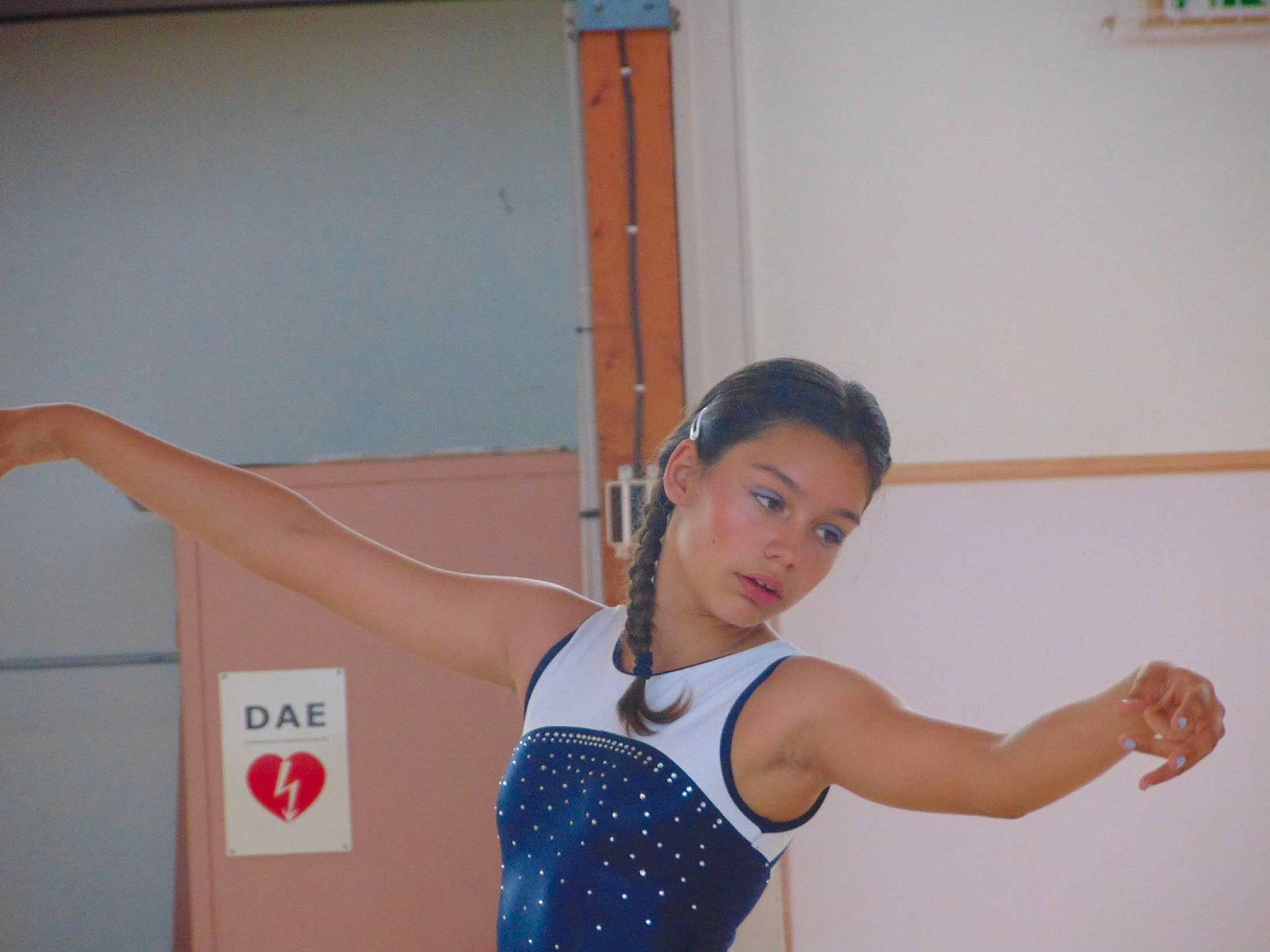 Cheyenne participe au concours pour gagner de l'argent avec cette photo : artistic_gymnastics, balance, chest, elbow, entertainment, event, fashion_design, fun, happy, human_leg, joint, knee, performing_arts, person, recreation, shoulder, sports, sportswear, thigh, trunk