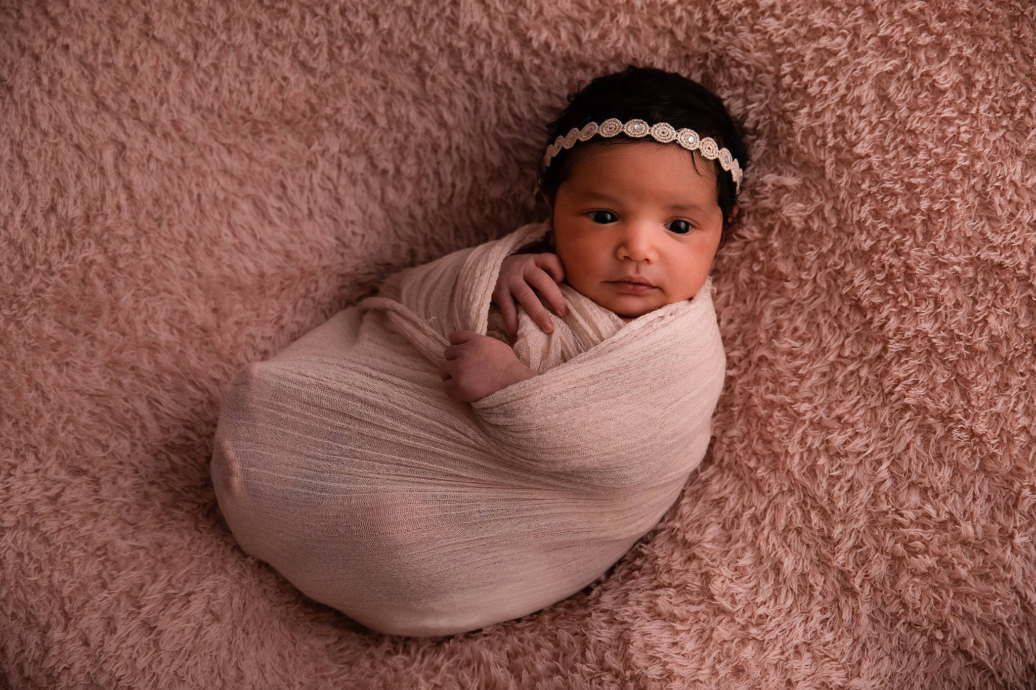 Alina a rejoint le concours — aidez-le/la à gagner de superbes lots ! art, baby, baby_sleeping, baby_toddler_clothing, beanie, child, comfort, eye, fashion_accessory, flash_photography, flooring, headwear, knit_cap, linens, pattern, person, portrait_photography, sitting, textile, toddler