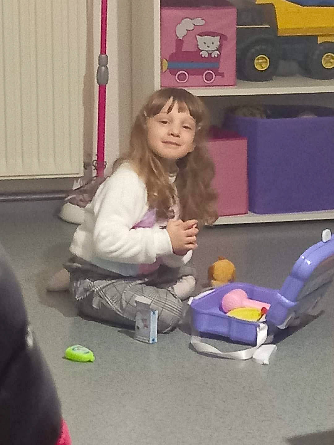 Lea participe au concours pour gagner de l'argent avec cette photo : baby_toys, bag, child, flooring, fun, joy, leisure, luggage_and_bags, person, play, purple, recreation, riding_toy, room, sitting, toddler, toy, toy_vehicle