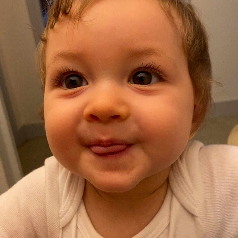 Milio a rejoint le concours — aidez-le/la à gagner de superbes lots ! baby, blonde, bodypart, clothing, door, face, happy, head, indoors, laughing, mouth, person, photography, portrait, selfie, skin, smile, t_shirt, tattoo, teeth