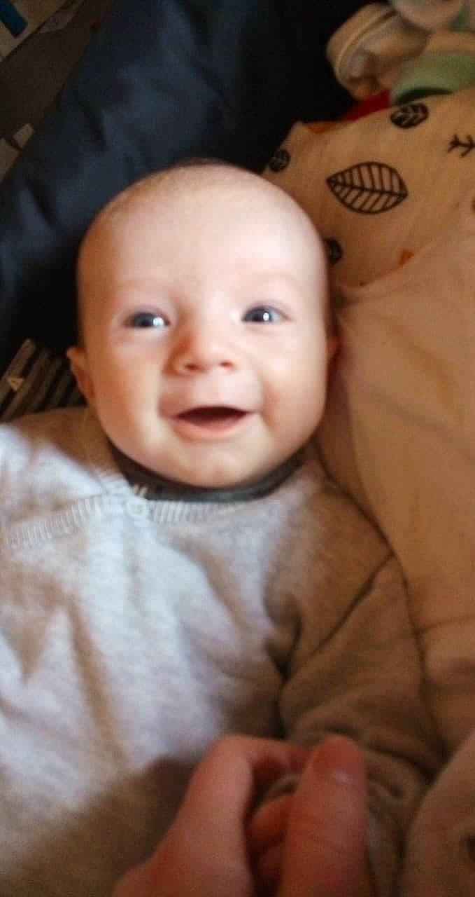 Rafaël a rejoint le concours — aidez-le/la à gagner de superbes lots ! baby, baby_toddler_clothing, cheek, chin, comfort, eye, eyebrow, face, flash_photography, fun, happy, head, iris, lip, mouth, nose, person, skin, sleeve, smile