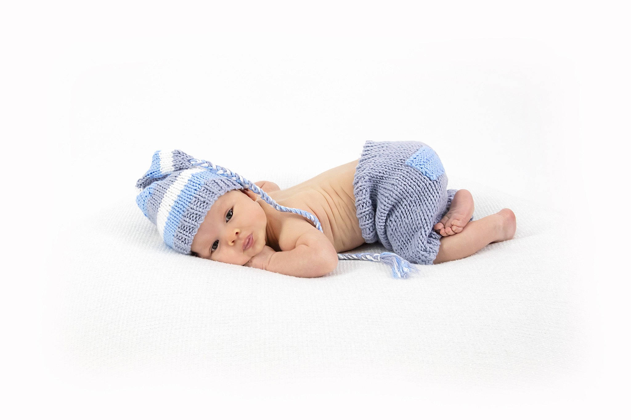 Ryan participe au concours pour gagner de l'argent avec cette photo : baby, baby_toddler_clothing, barefoot, cap, comfort, denim, dress, elbow, happy, hat, headwear, human_body, jeans, knee, leg, linens, person, sleeve, smile, t_shirt