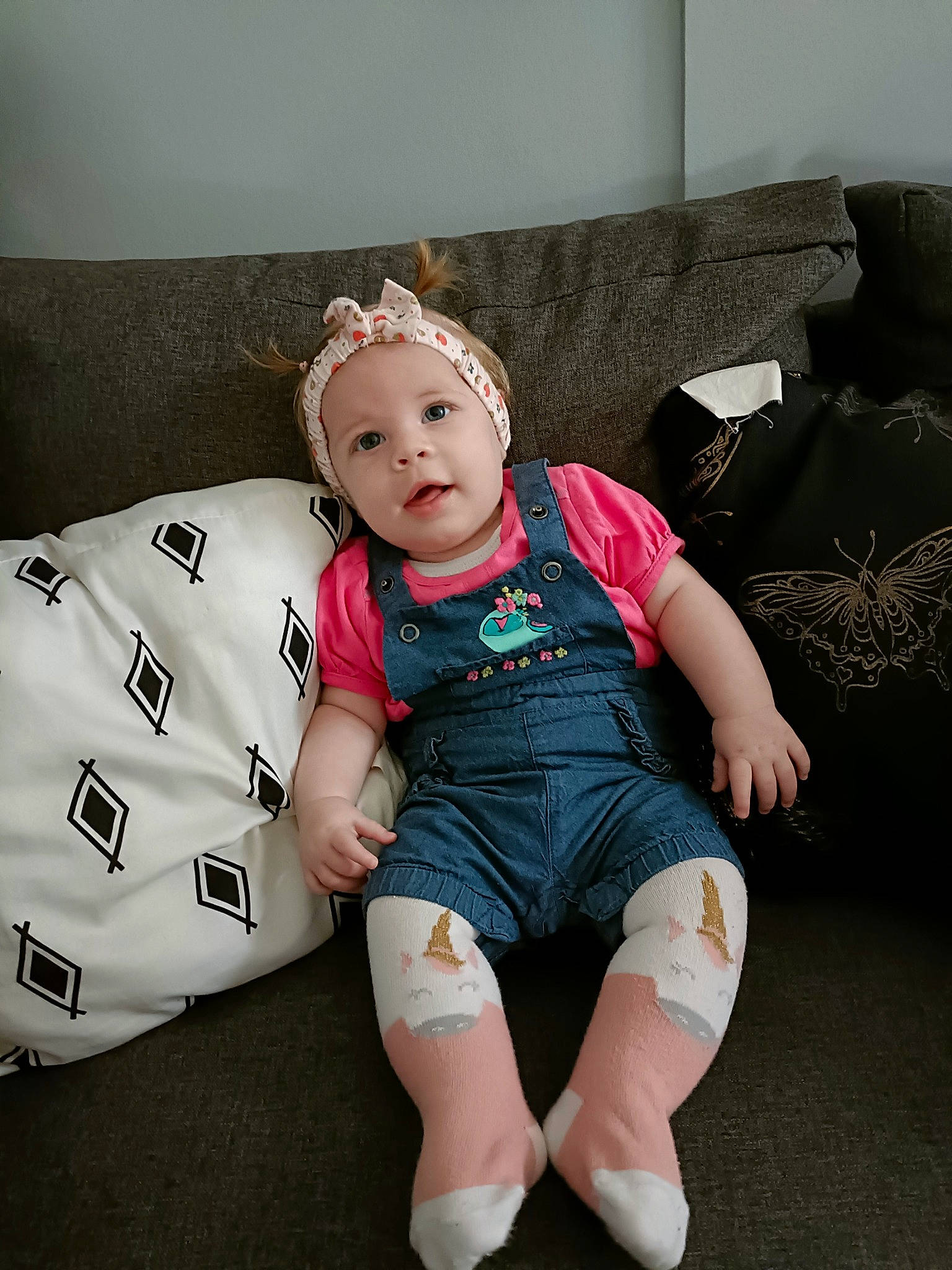 Éléanore participe au concours pour gagner de l'argent avec cette photo : baby, baby_toddler_clothing, child, comfort, couch, eye, flash_photography, flooring, foot, happy, head, headwear, human_leg, knee, person, personal_protective_equipment, sitting, sleeve, sock, t_shirt