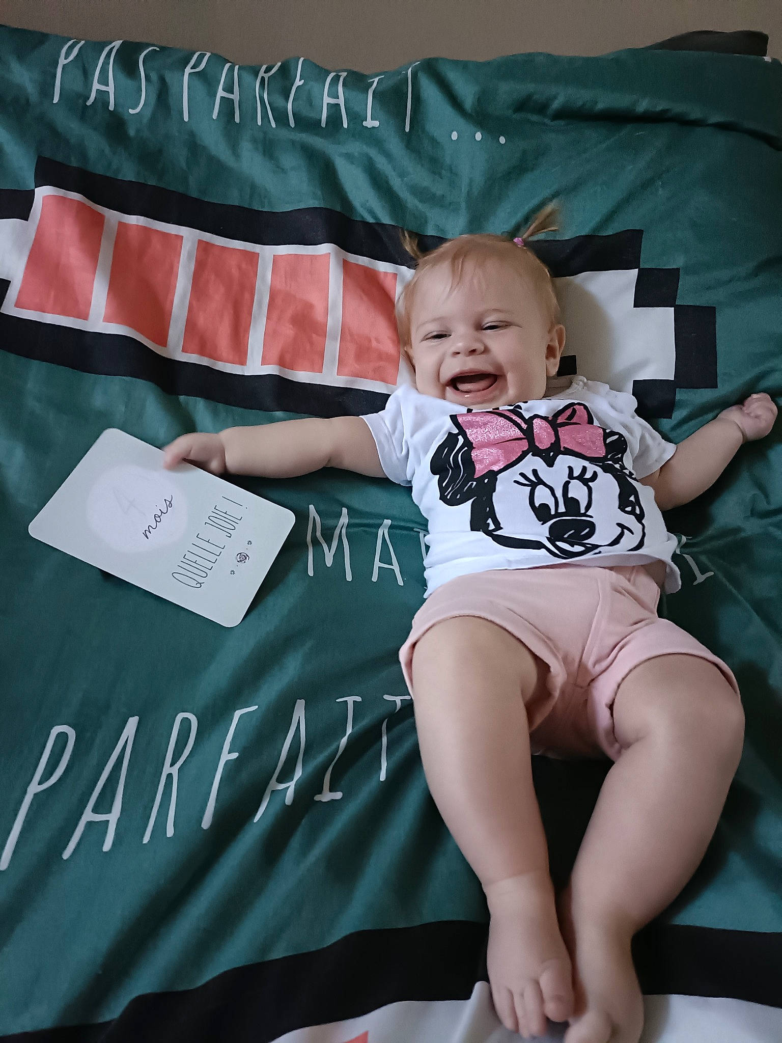 Éléanore participe au concours pour gagner de l'argent avec cette photo : baby, baby_toddler_clothing, child, comfort, couch, face, finger, flash_photography, happy, human_leg, knee, lap, person, product, shorts, sitting, smile, t_shirt, thigh, toddler