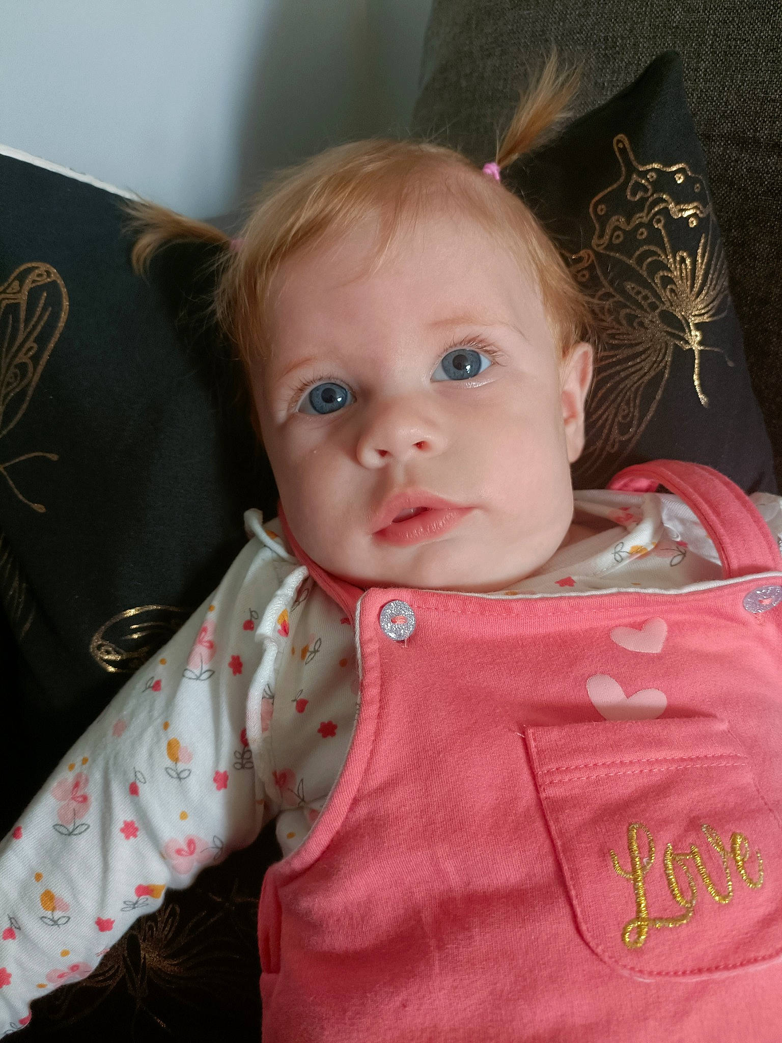 Éléanore participe au concours pour gagner de l'argent avec cette photo : baby, baby_products, baby_toddler_clothing, blond, carmine, cheek, child, comfort, eye, eyelash, face, head, iris, lip, peach, person, room, sitting, skin, sleeve