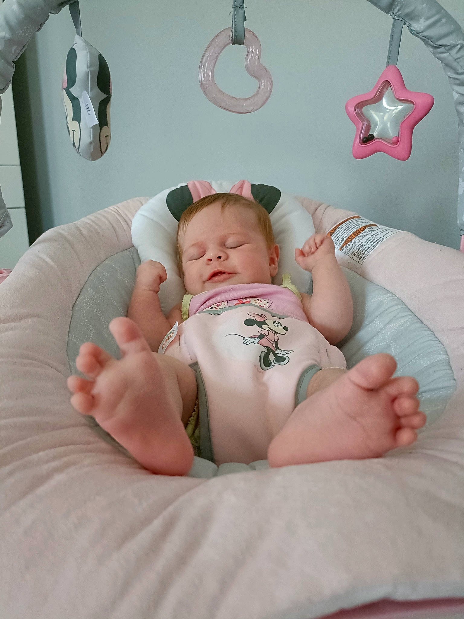 Éléanore participe au concours pour gagner de l'argent avec cette photo : abdomen, baby, chest, comfort, eye, finger, health_care, human_body, joint, leg, linens, medical_equipment, mouth, person, pink, service, skin, stomach, thigh, toddler