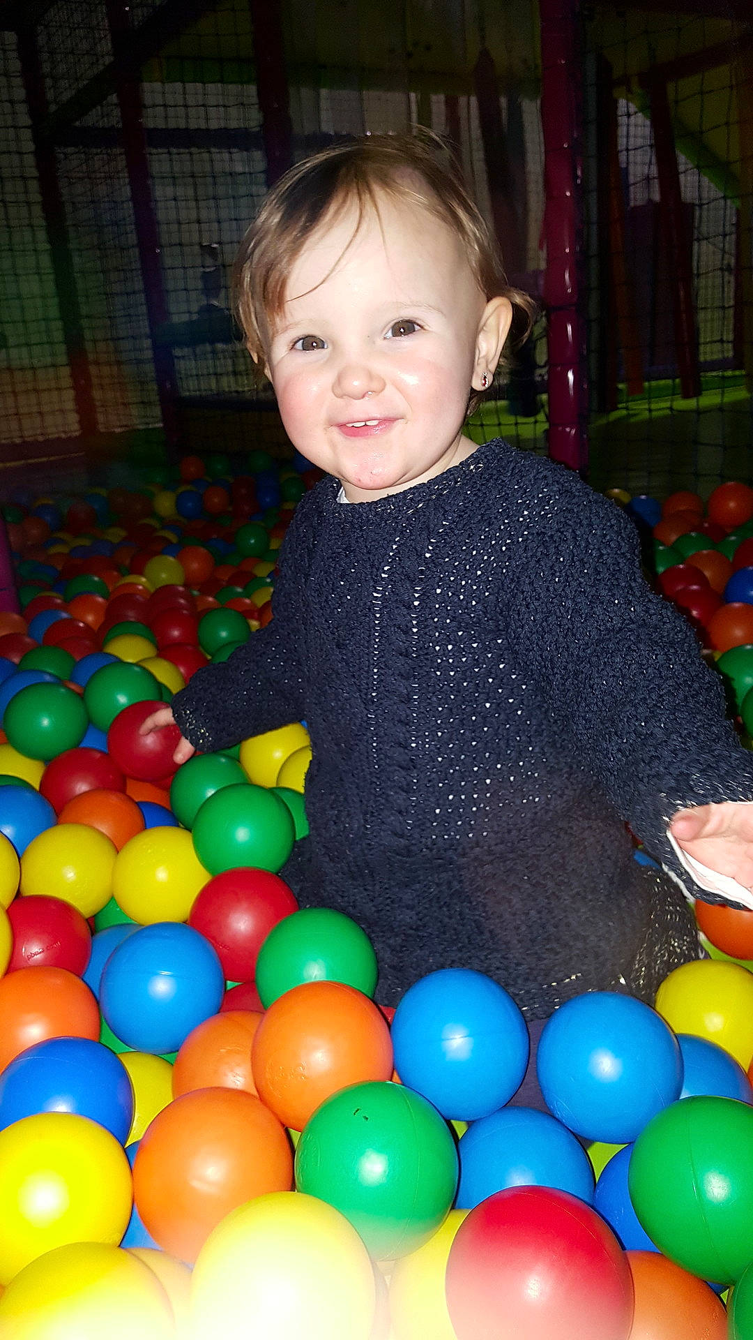 Angéline participe au concours pour gagner de l'argent avec cette photo : ball_pit, boy, child, facial_expression, fun, girl, infant, joy, leisure, person, play, skin, smile, toddler, toy
