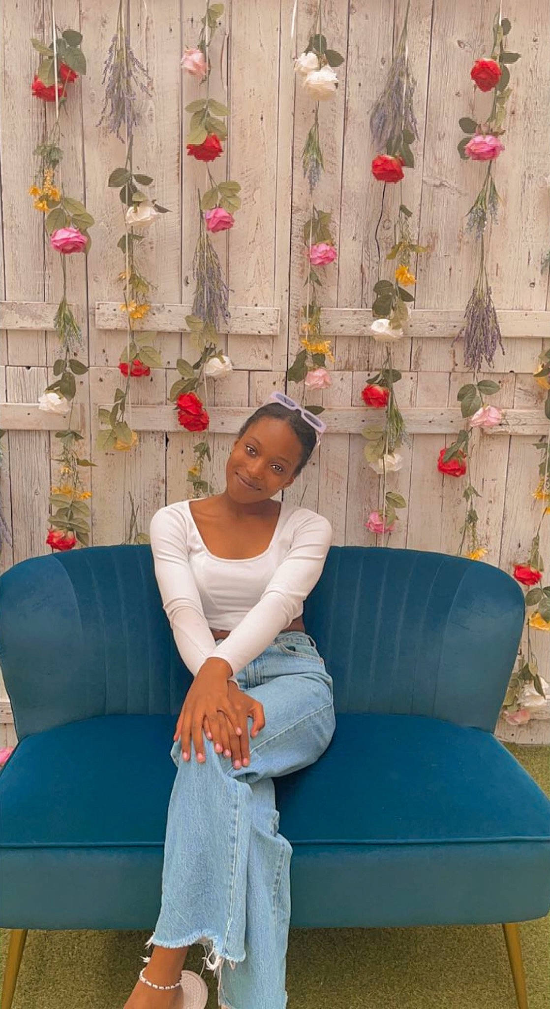 Florence participe au concours pour gagner de l'argent avec cette photo : arm, azure, comfort, couch, electric_blue, flower, furniture, hand, human_body, human_leg, joy, knee, leg, leisure, pattern, person, pink, plant, purple, textile