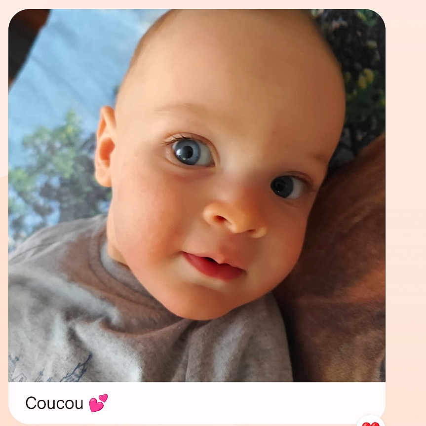 Léo a rejoint le concours — aidez-le/la à gagner de superbes lots ! art, baby, bodypart, collage, face, finger, hand, head, mouth, newborn, number, page, person, photography, portrait, symbol, text, textmessage