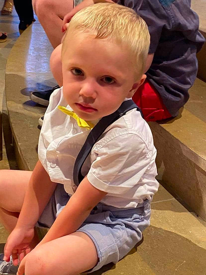 Shawn a rejoint le concours — aidez-le/la à gagner de superbes lots ! child, leg, person, sitting, toddler