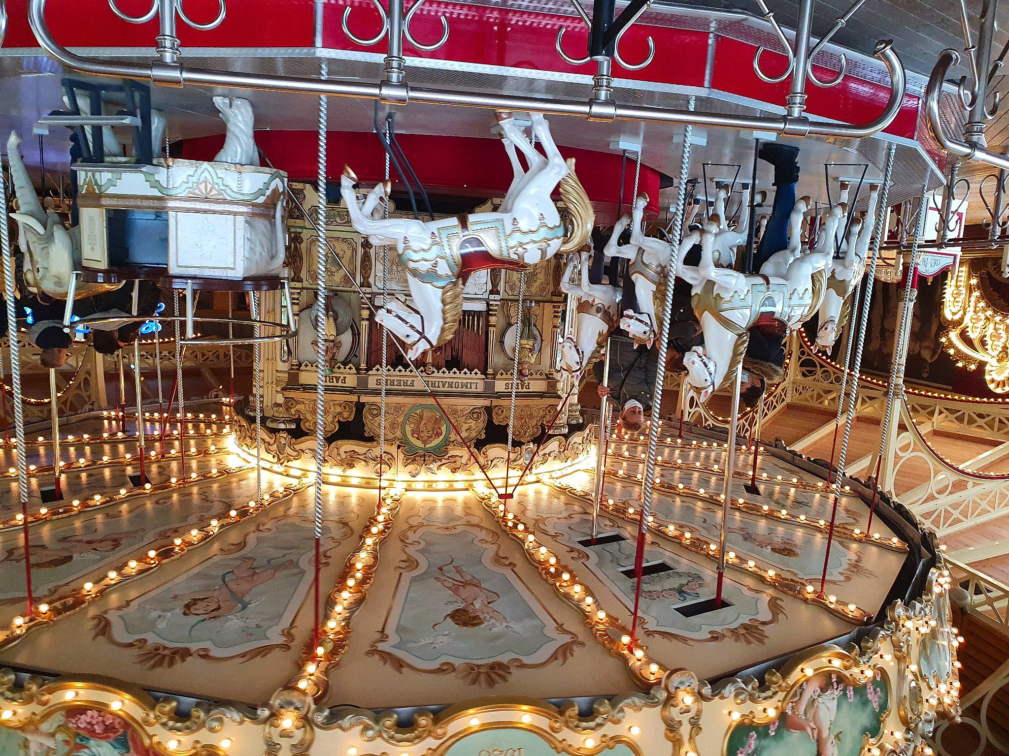 Shawn a rejoint le concours — aidez-le/la à gagner de superbes lots ! amusement_ride, architecture, city, fashion_accessory, metal