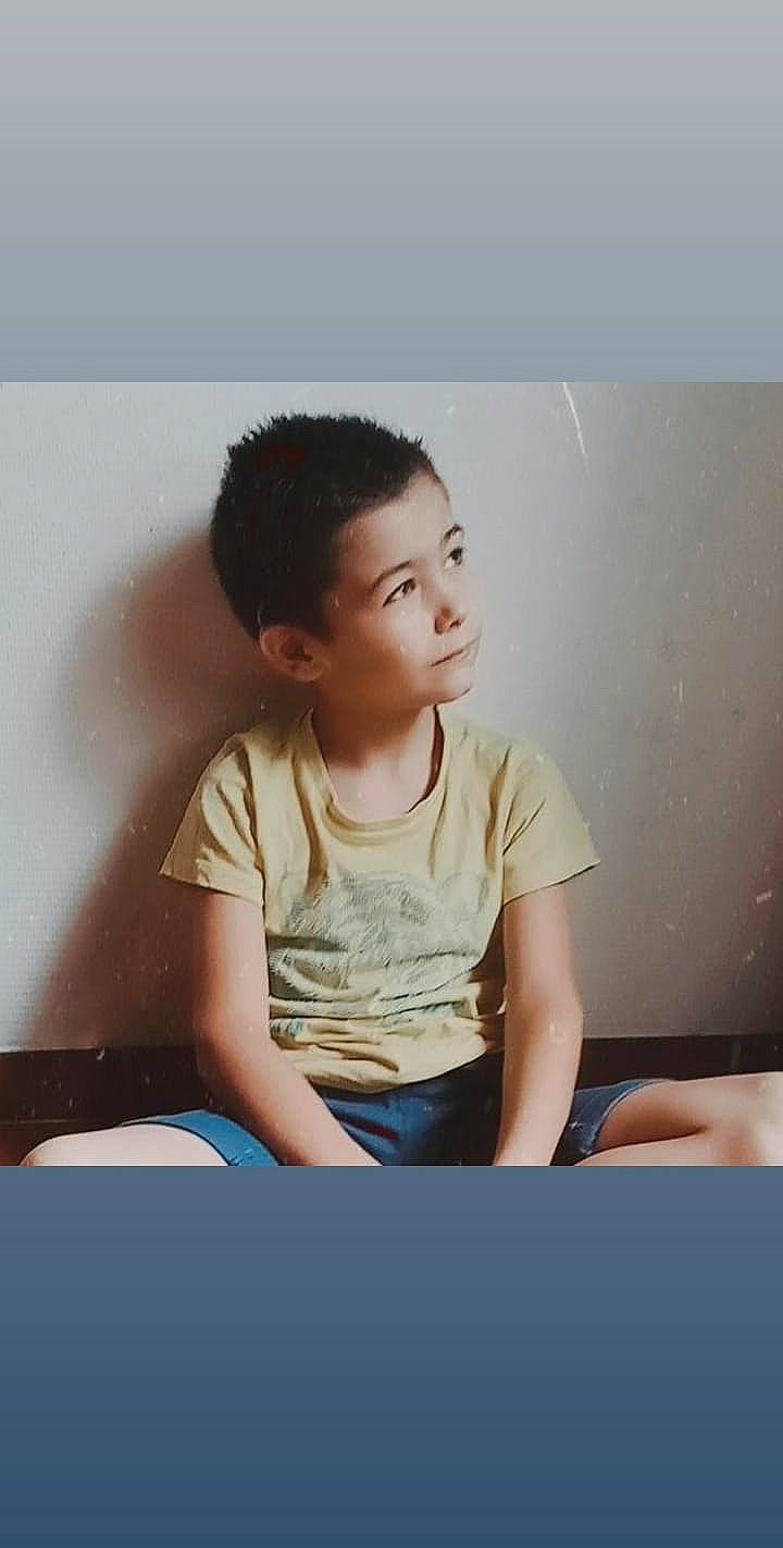 Sulyvan a rejoint le concours — aidez-le/la à gagner de superbes lots ! black_hair, cool, denim, elbow, flash_photography, joint, person, portrait_photography, shoulder, sitting, snapshot, standing, trunk