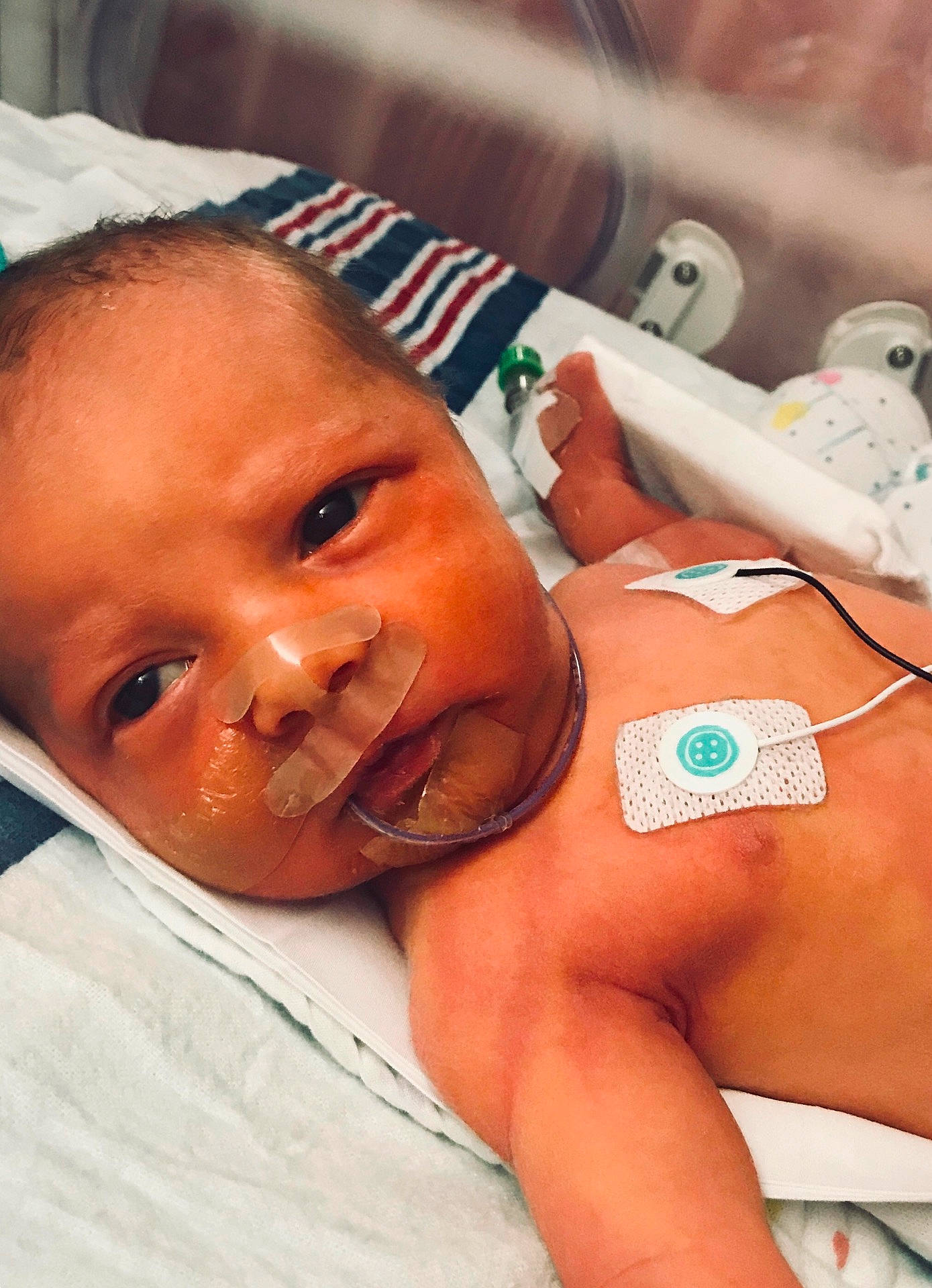 Lj is registered to the contest to win money with this photo: abdomen, cheek, child, childbirth, close_up, finger, girl, hand, infant, lip, nail, person, product, skin