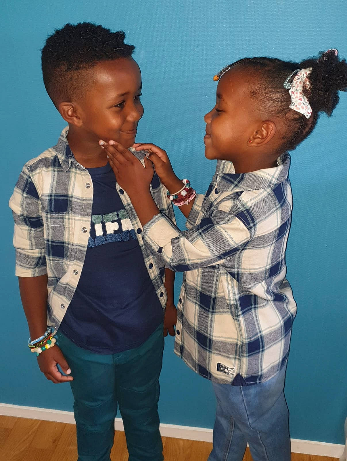 Amsah a rejoint le concours — aidez-le/la à gagner de superbes lots ! belt, cool, event, fashion_design, fun, gesture, hairstyle, happy, interaction, jeans, joint, joy, neck, pattern, person, plaid, shoulder, sleeve, standing, t_shirt