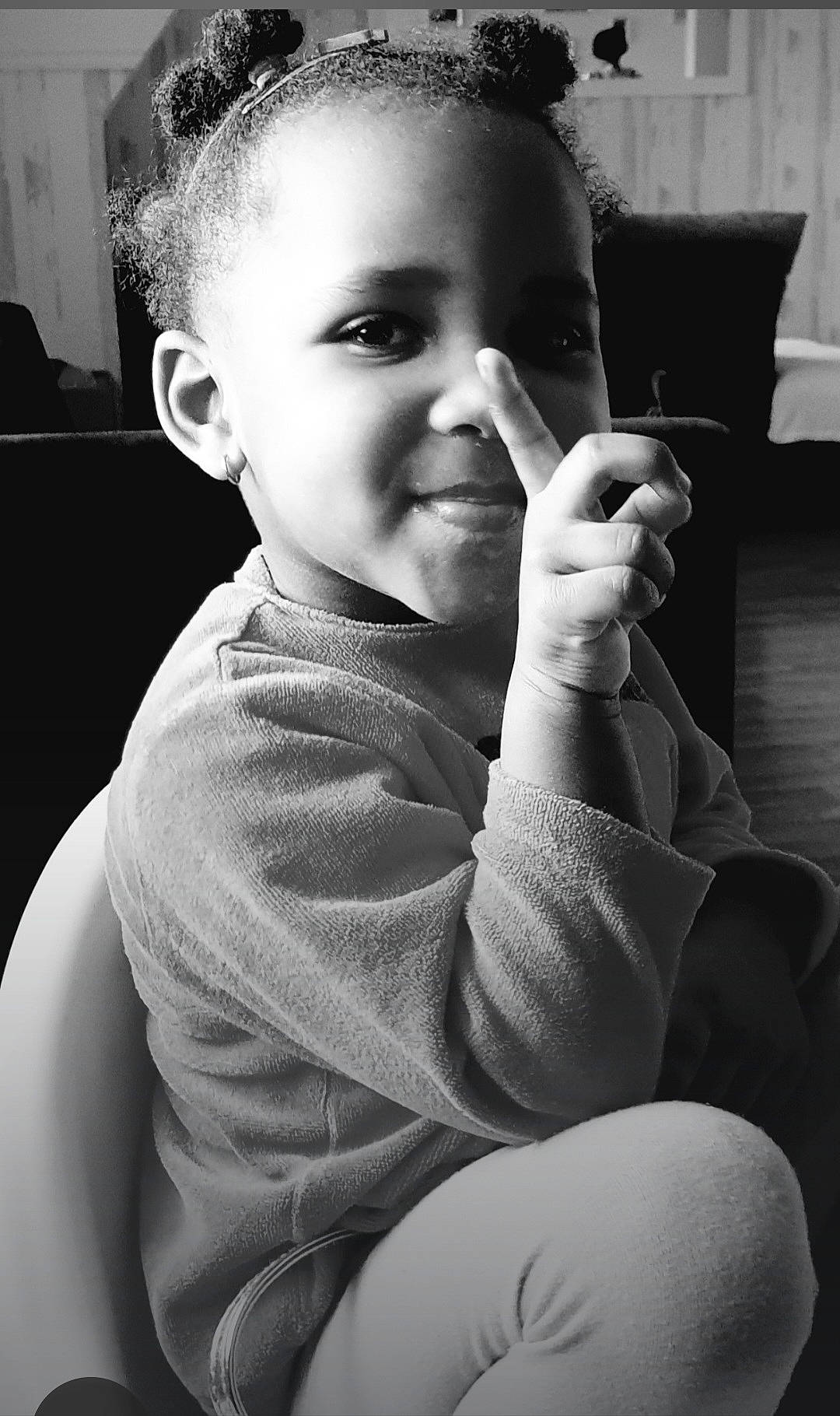 Amsah participe au concours pour gagner de l'argent avec cette photo : arm, black, black_and_white, cheek, eyebrow, eyelash, flash_photography, hair, hairstyle, hand, head, human, joy, lip, nose, organ, person, photograph, skin, smile