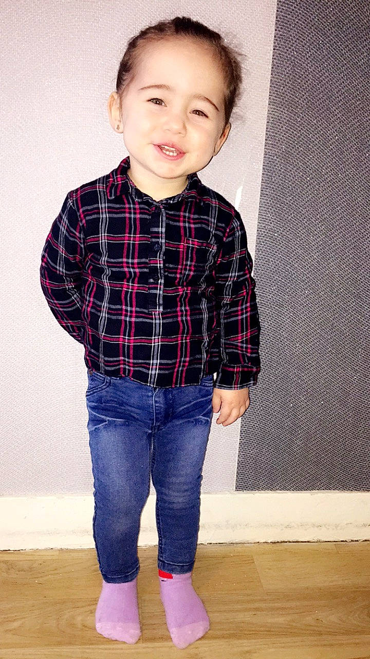 Mila a rejoint le concours — aidez-le/la à gagner de superbes lots ! cheek, child, child_model, clothing, cool, design, face, footwear, jeans, joy, male, outerwear, pattern, person, plaid, sleeve, smile, standing, t_shirt, tartan