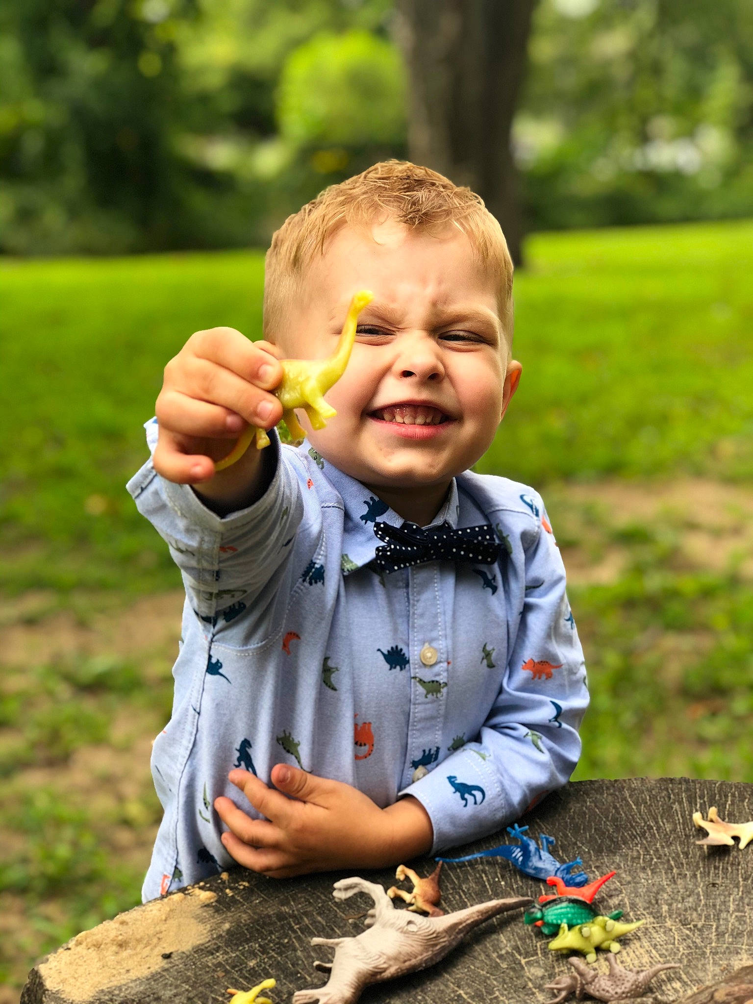 Odin is registered to the contest to win money with this photo: baby, baby_toddler_clothing, eye, facial_expression, finger, fun, gesture, grass, hand, happy, joy, leaf, leisure, nature, people_in_nature, person, plant, summer, toddler, tree