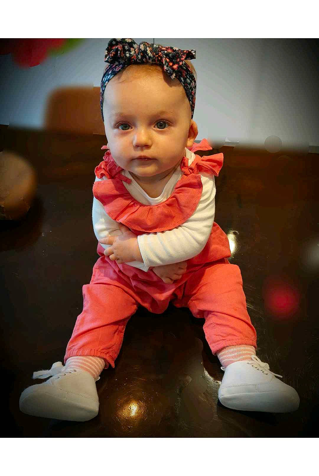 Léana participe au concours pour gagner de l'argent avec cette photo : baby, baby_toddler_clothing, beauty, cheek, child, fashion_accessory, flash_photography, flooring, happy, headband, jewellery, peach, person, shoe, sitting, sleeve, smile, sneakers, stock_photography, toddler