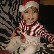 Ewann a rejoint le concours — aidez-le/la à gagner de superbes lots ! accessories, baby, baseballcap, cap, clothing, couch, cushion, face, furniture, happy, hat, head, homedecor, jewelry, necklace, pants, person, photography, portrait, smile