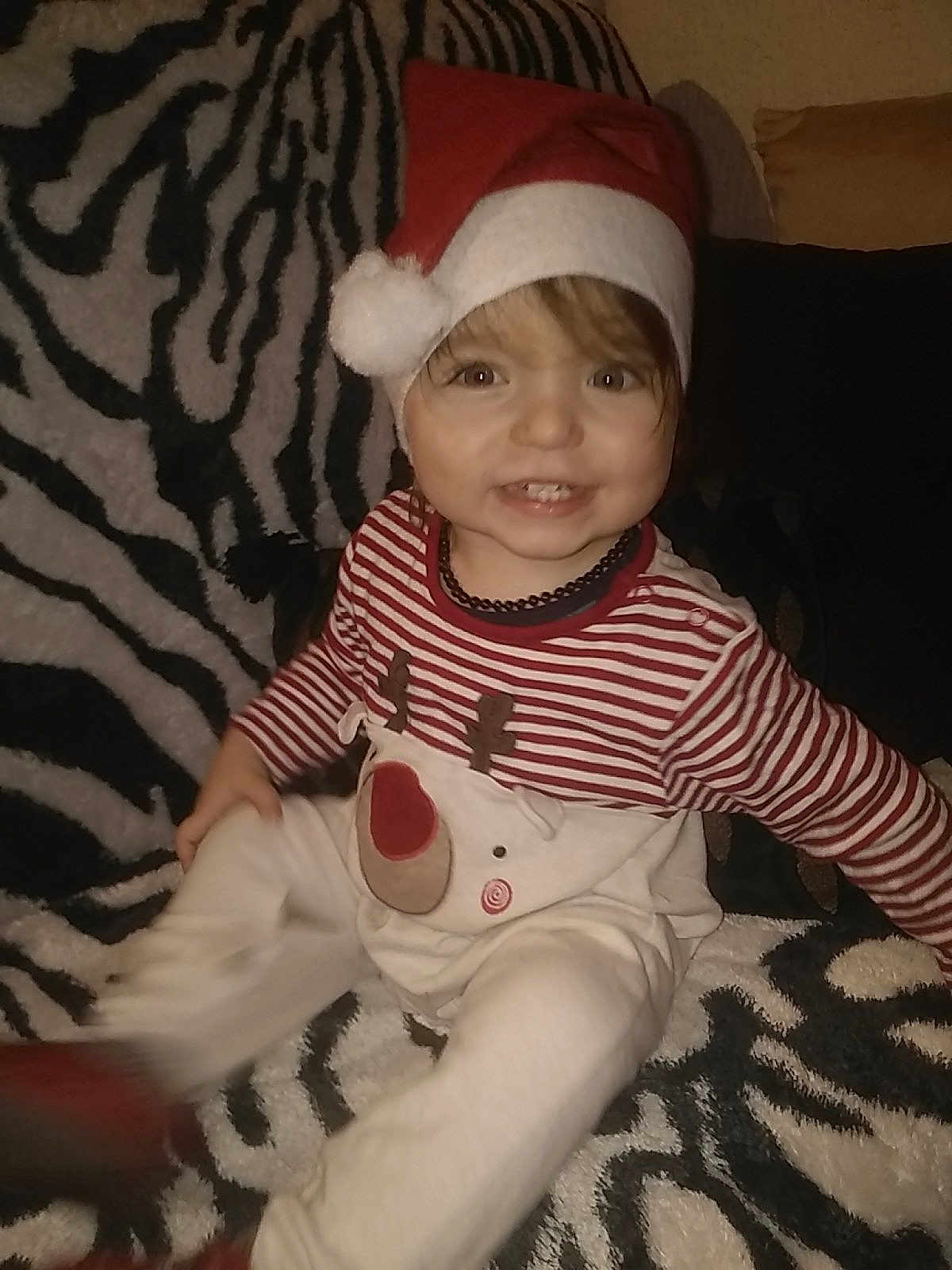 Ewann a rejoint le concours — aidez-le/la à gagner de superbes lots ! accessories, baby, baseballcap, cap, clothing, couch, cushion, face, furniture, happy, hat, head, homedecor, jewelry, necklace, pants, person, photography, portrait, smile