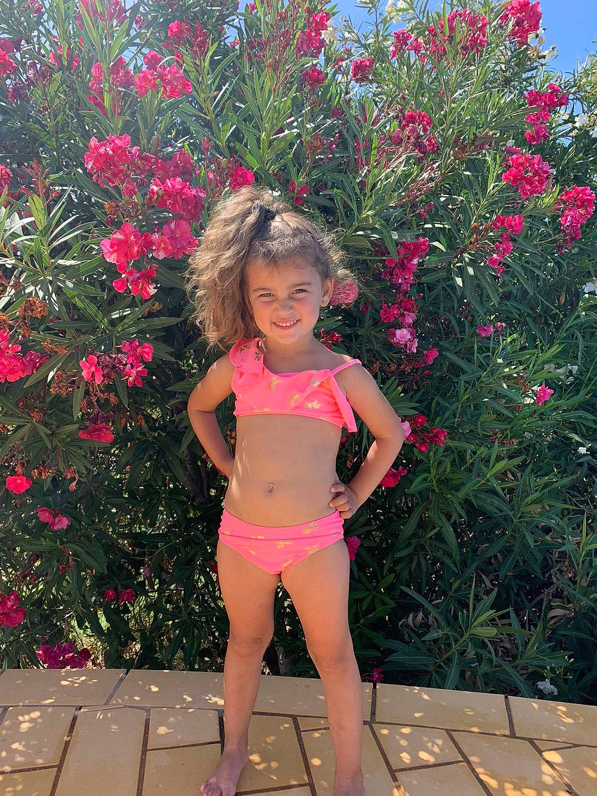 Julia a rejoint le concours — aidez-le/la à gagner de superbes lots ! abdomen, bikini, botany, clothing, flower, joy, person, pink, plant, summer, swimwear, thigh, undergarment, vacation