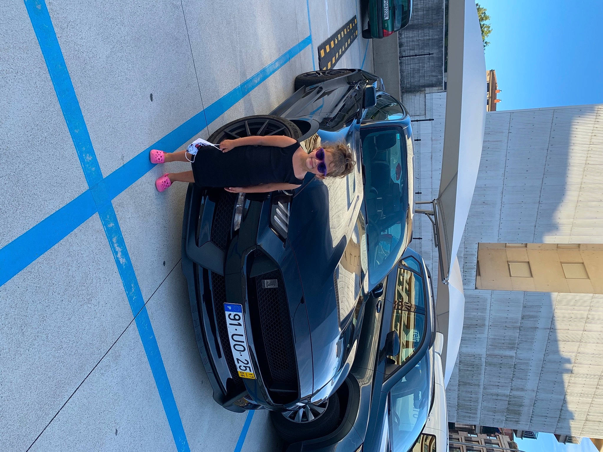 Julia a rejoint le concours — aidez-le/la à gagner de superbes lots ! automotive_design, car, compact_car, family_car, fender, joy, mode_of_transport, person, subcompact_car, vehicle, vehicle_door, wheel