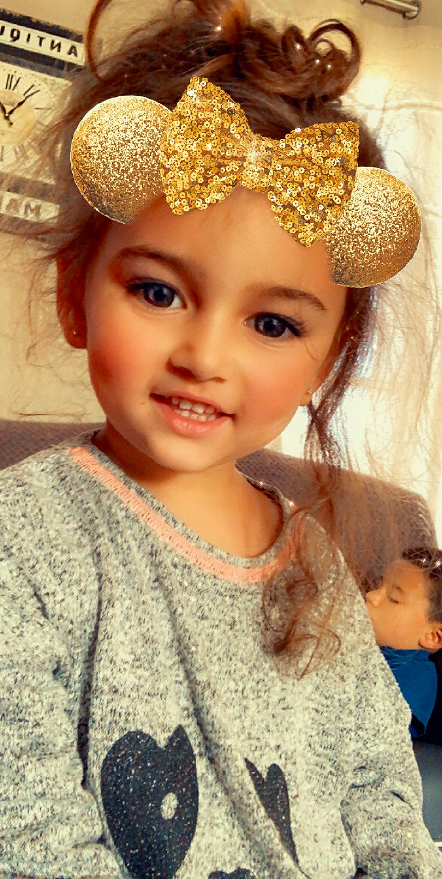 Julia participe au concours pour gagner de l'argent avec cette photo : brown_hair, child, child_model, crochet, ear, face, fashion_accessory, fawn, hair, hair_accessory, hairstyle, head, headband, headgear, headpiece, headwear, joy, lip, long_hair, person